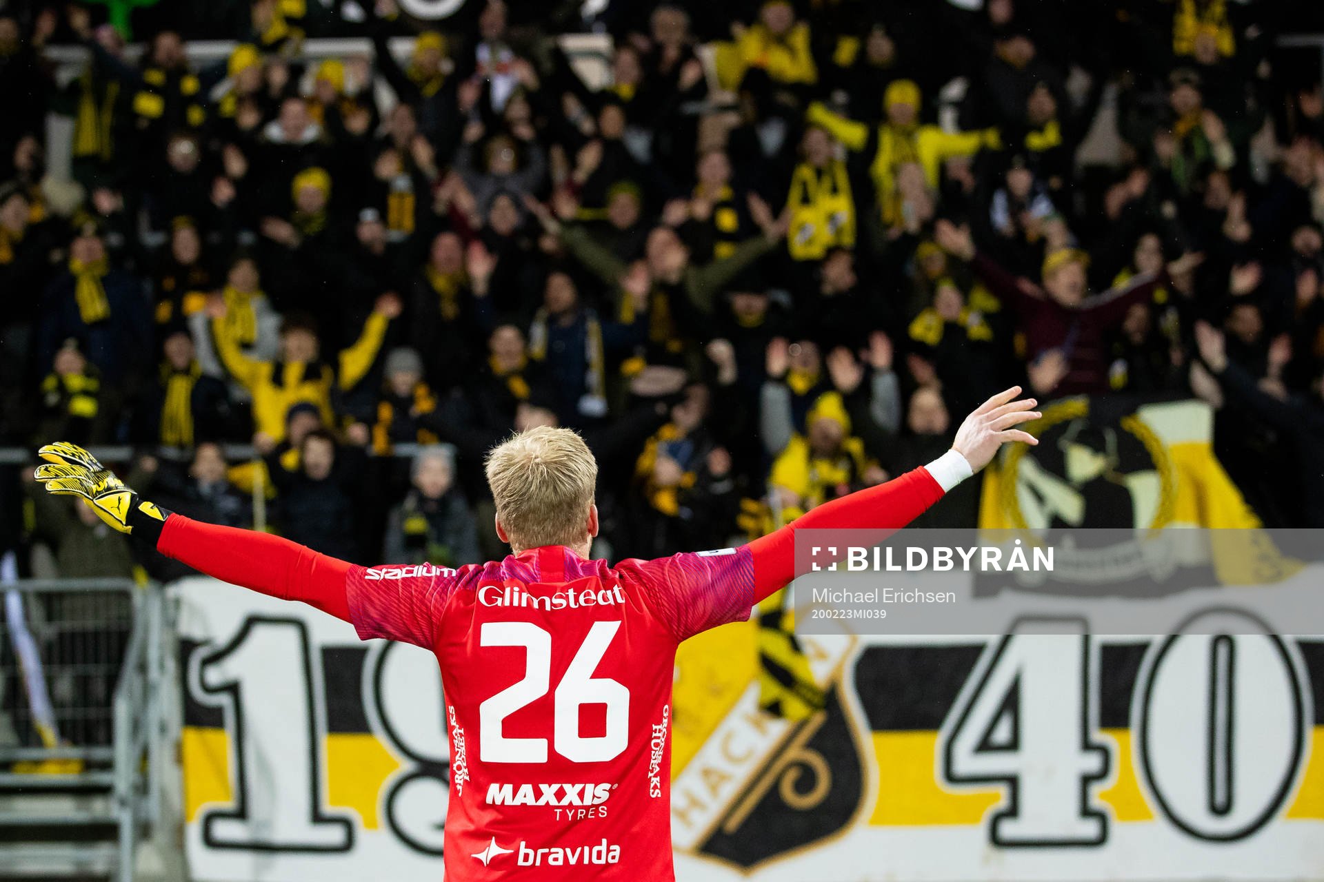 Häckens målvakt Peter Abrahamsson jublar framför klacken efter fotbollsmatchen i Svenska Cupen mellan Häcken och Gais den 23 februari 2020 i Göteborg.