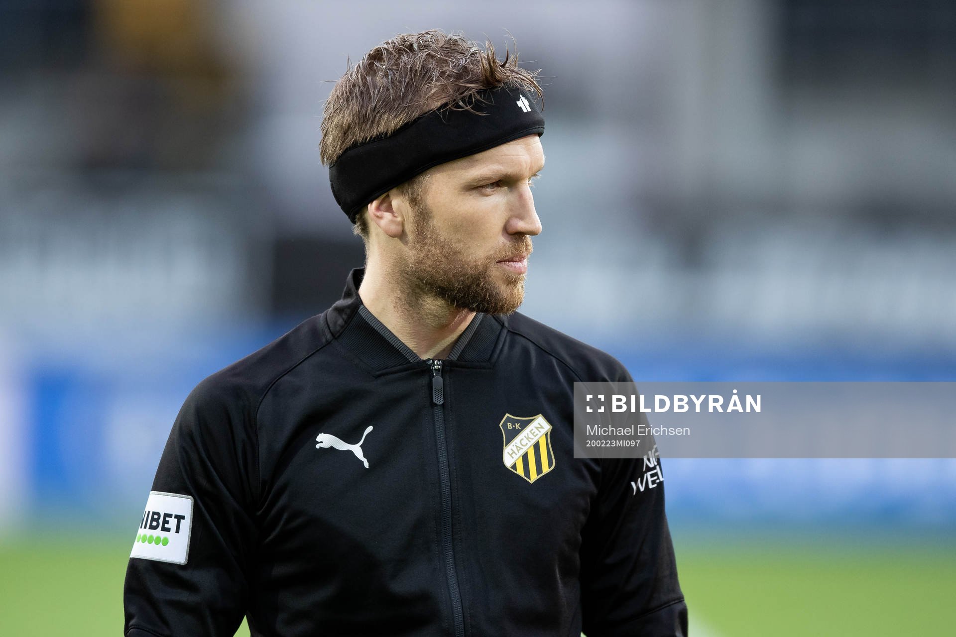 Häckens Rasmus Lindgren på line up innan fotbollsmatchen