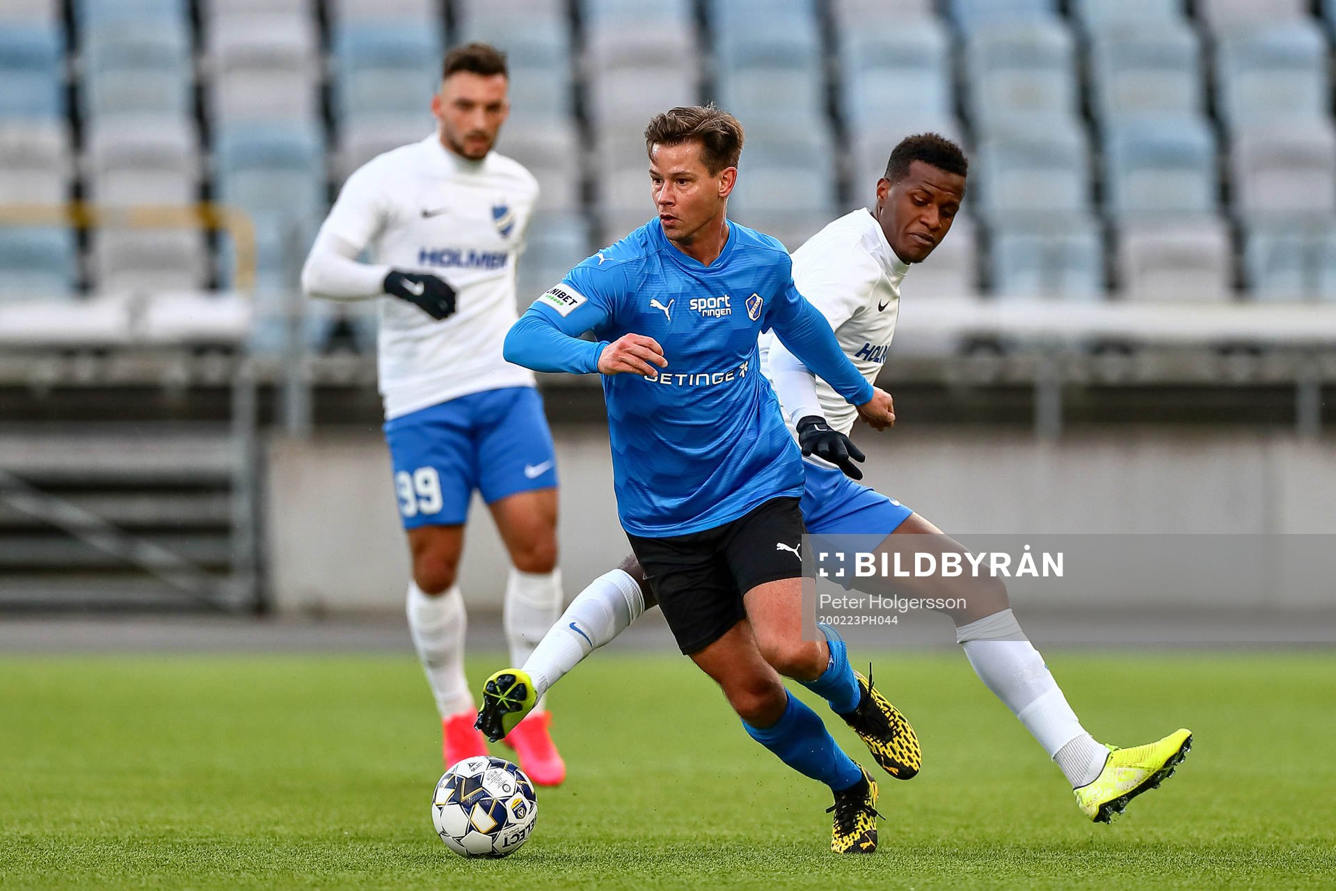 Halmstads Dusan Djuric och IFK Norrköpings Manasse Kusu