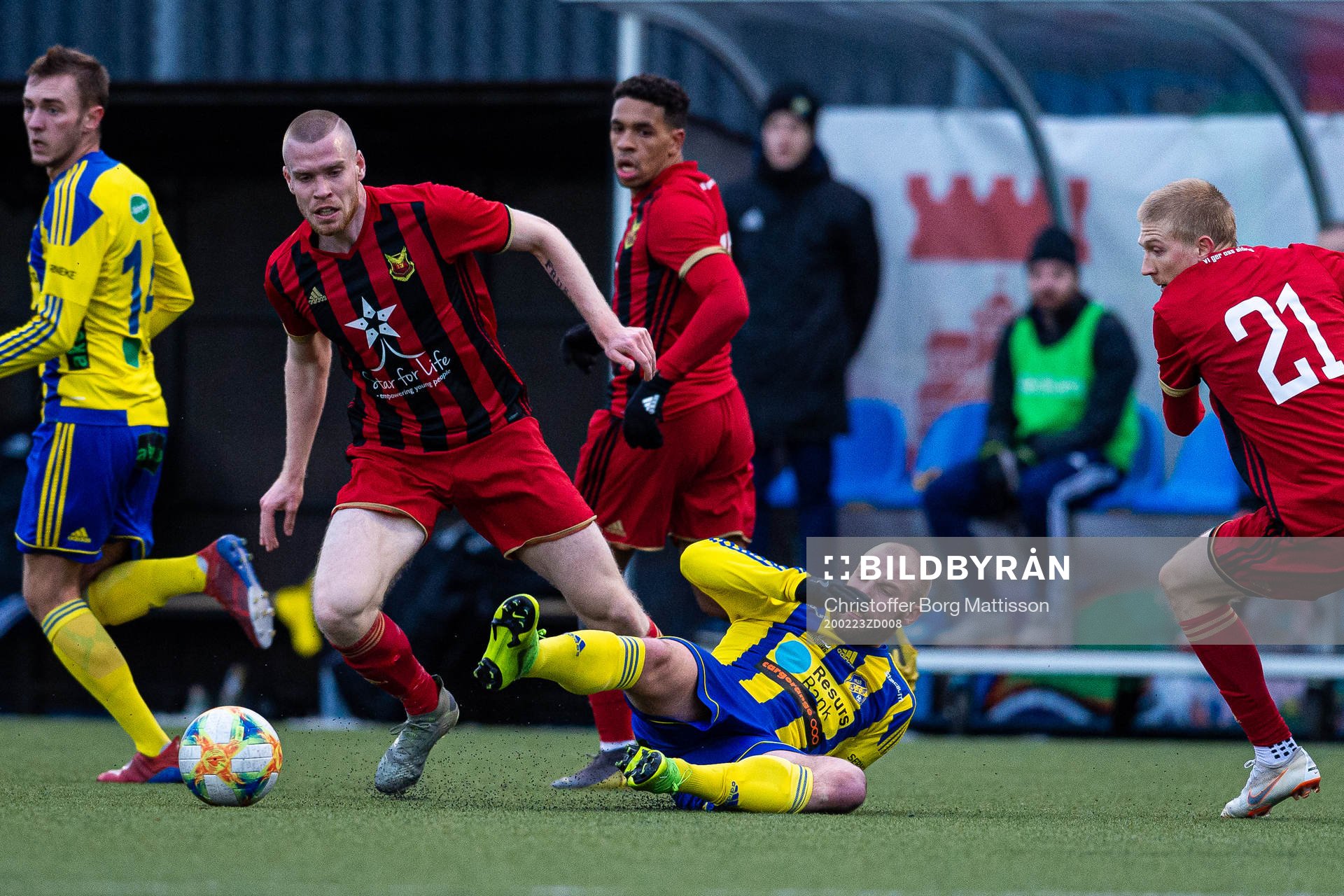 Östersunds Thomas Isherwood och Simon Kroon i kamp med Eskilsminnes Emil Åberg under fotbollsmatchen i Svenska Cupen mellan Eskilsminne och Östersund den 23 februari 2020 i Helsingborg.
