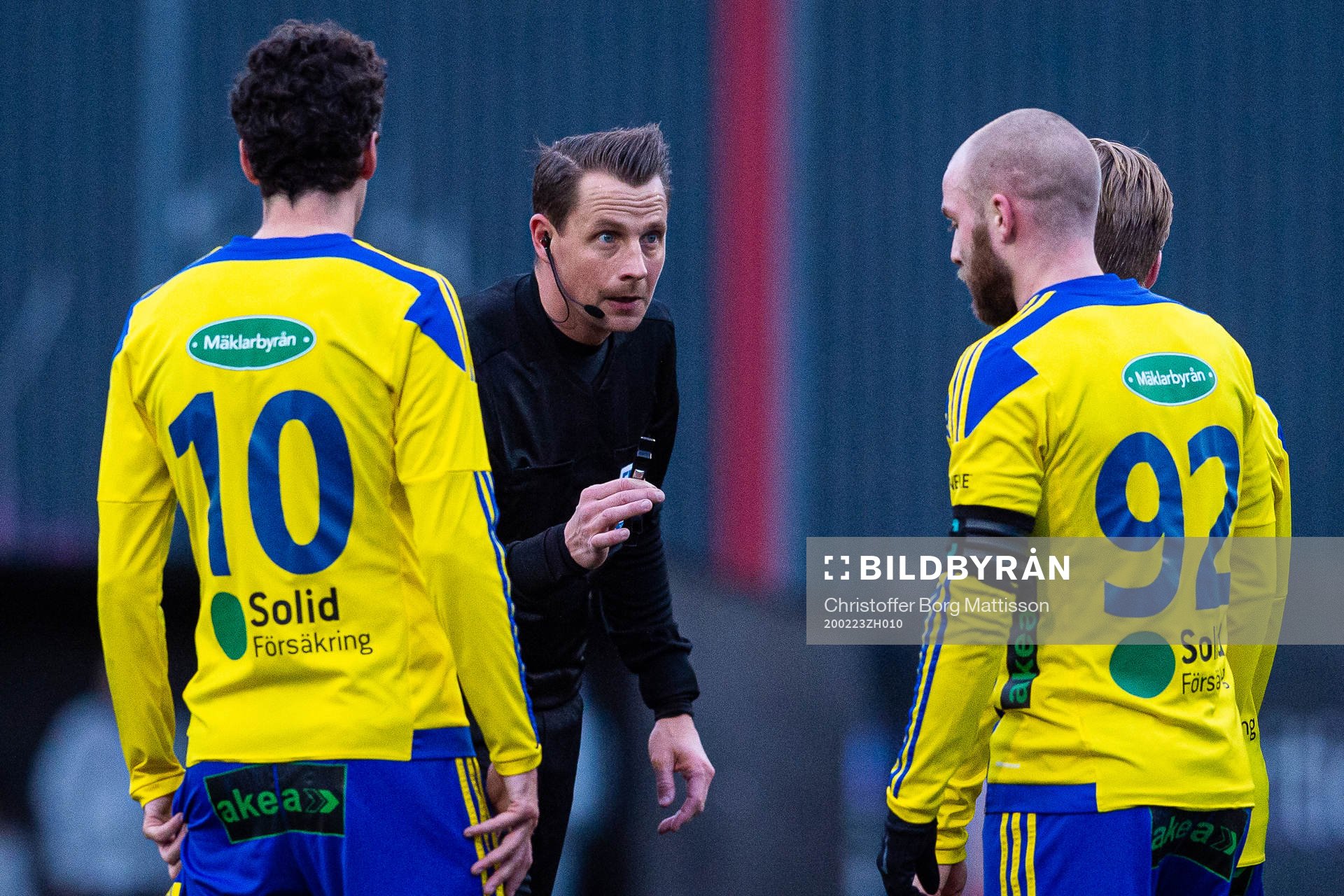 domare Andreas Ekberg instruerar Eskilsminnes Filip Egger