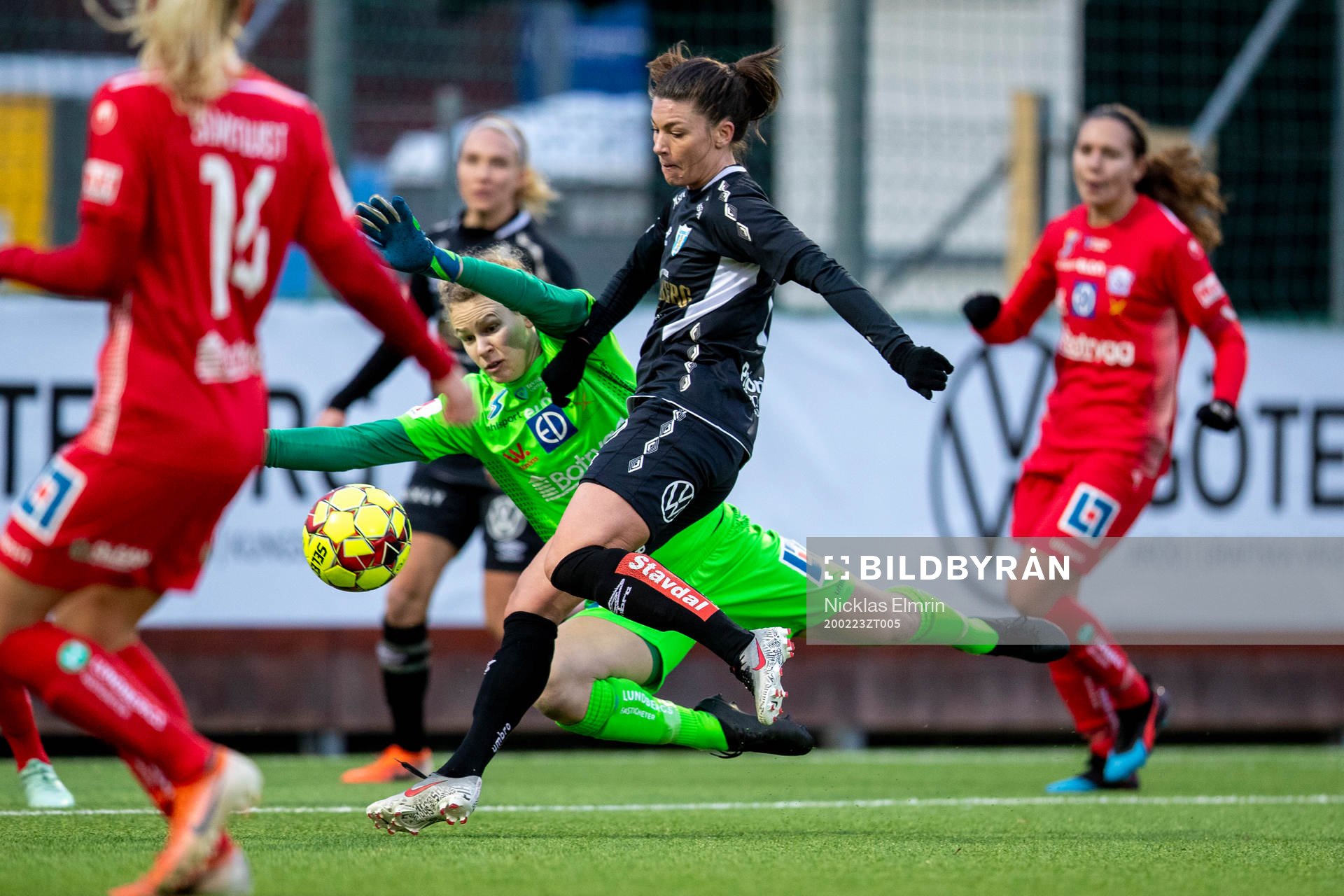 Linköpings målvakt Cajsa Andersson mot Göteborgs Pauline