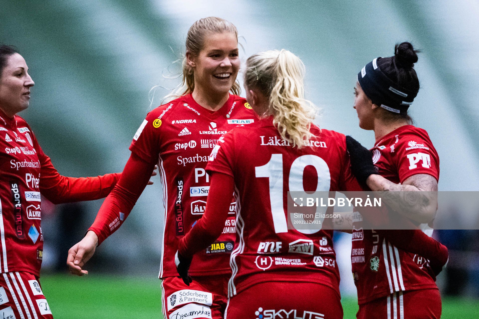 Piteås Nina Jakobsson jublar med lagkamrater efter 2-0 av Piteås Fernanda Da Silva till höger under fotbollsmatchen i Svenska cupen mellan Piteå och Uppsala den 23 februari 2020 i Piteå.
