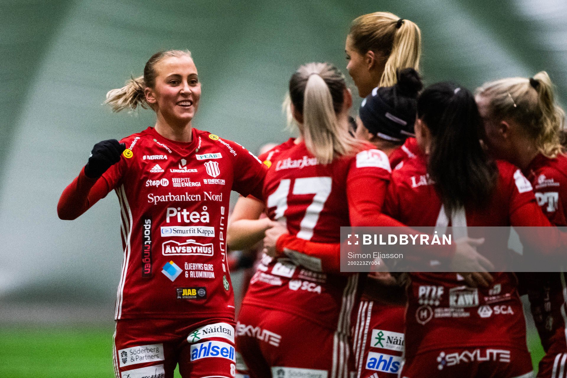 Piteås Julia Karlernäs jublar med lagkamrater efter 2-0 av Fernanda Da Silva under fotbollsmatchen i Svenska cupen mellan Piteå och Uppsala den 23 februari 2020 i Piteå.