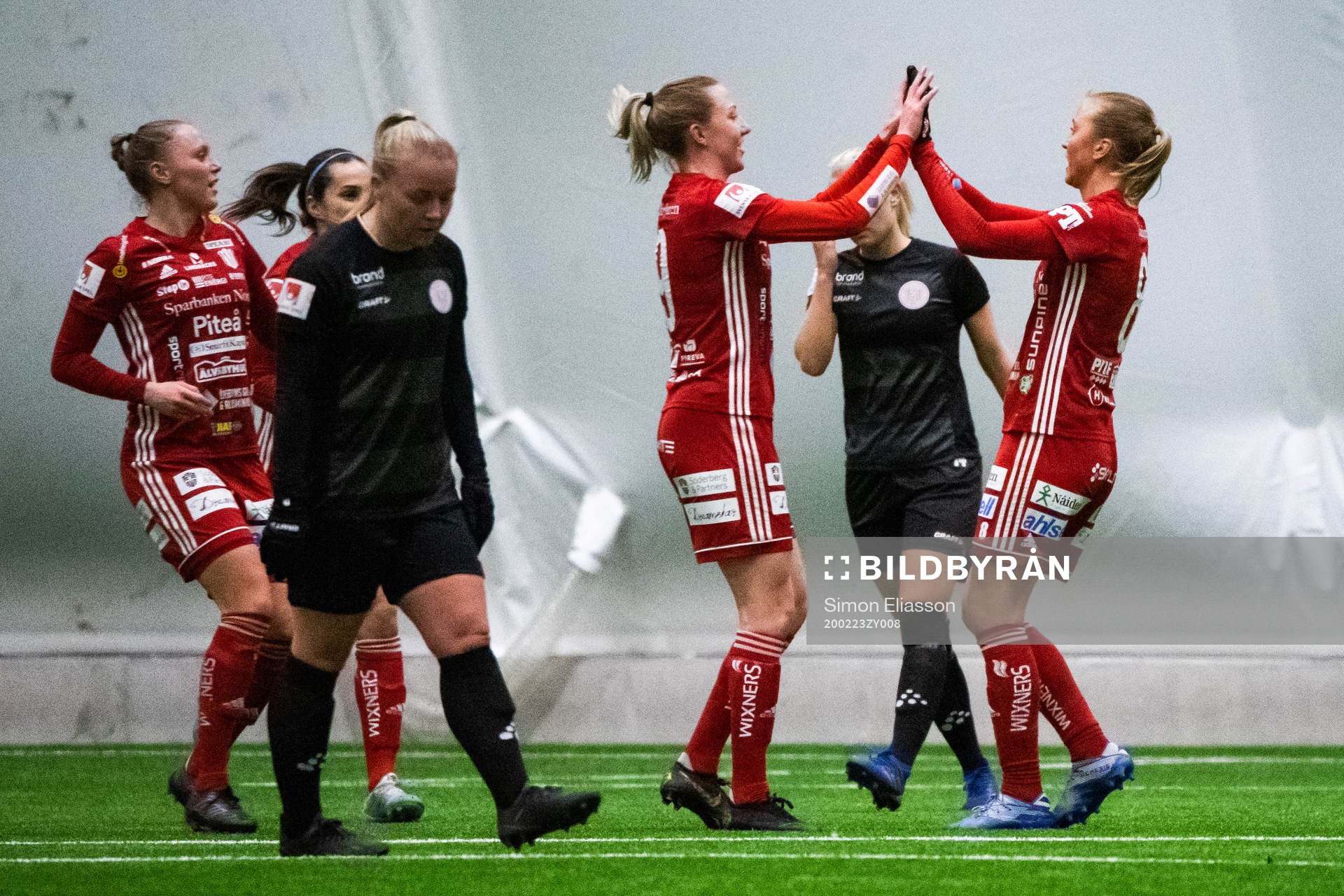 Piteås Julia Karlernäs jublar med lagkamrater efter 4-0 på straff under fotbollsmatchen i Svenska cupen mellan Piteå och Uppsala den 23 februari 2020 i Piteå.