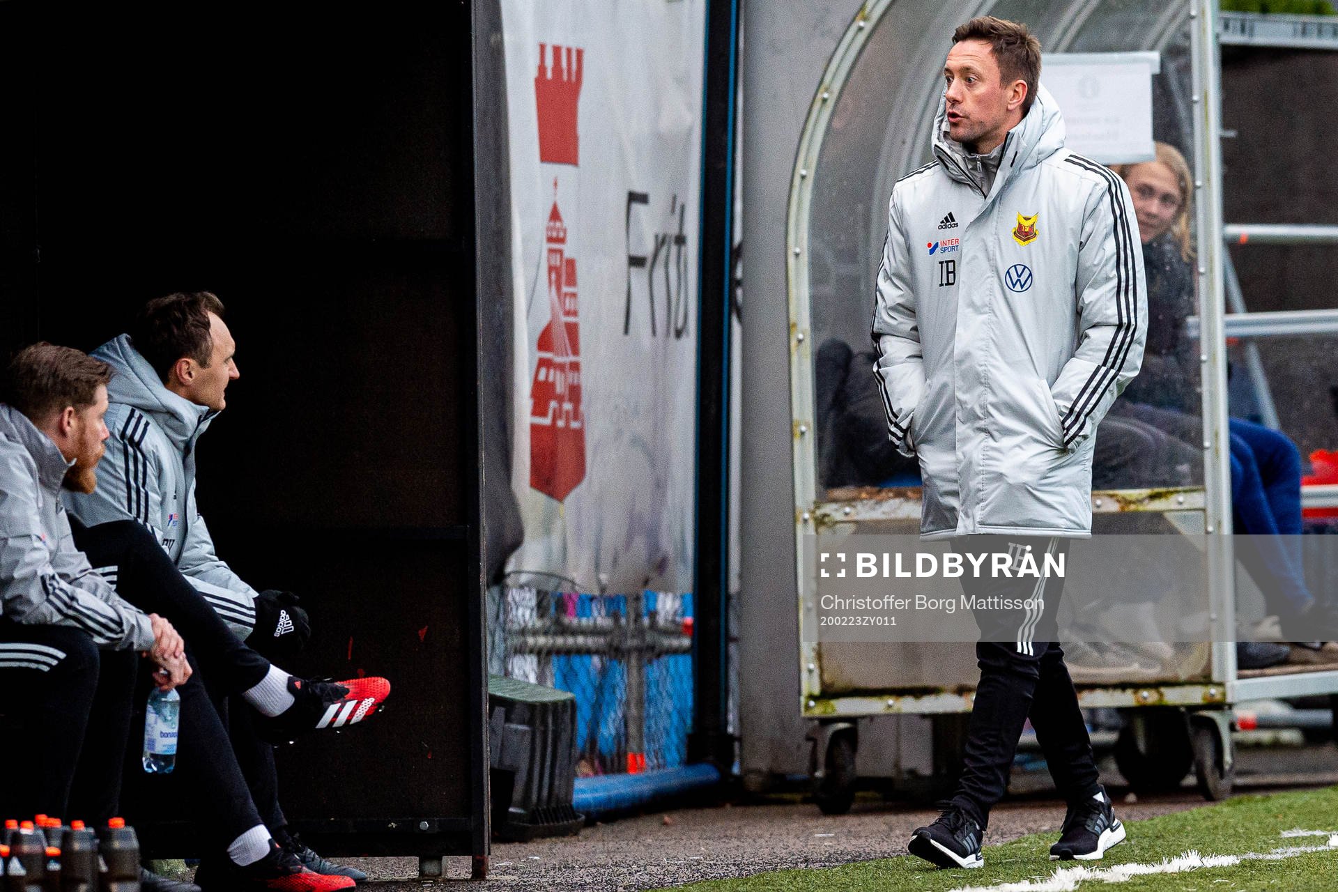 Östersunds tränare Ian Burchnall reagerar mot ett domslut