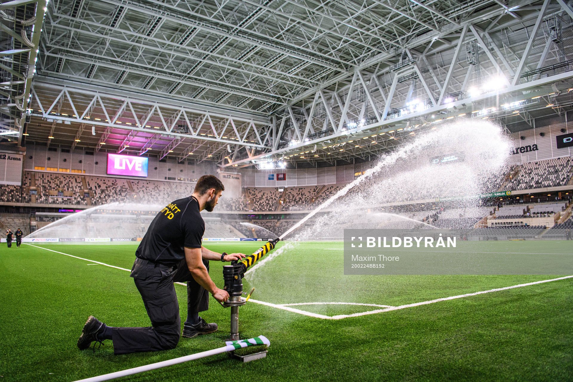 En matchvärd vattnar planen
