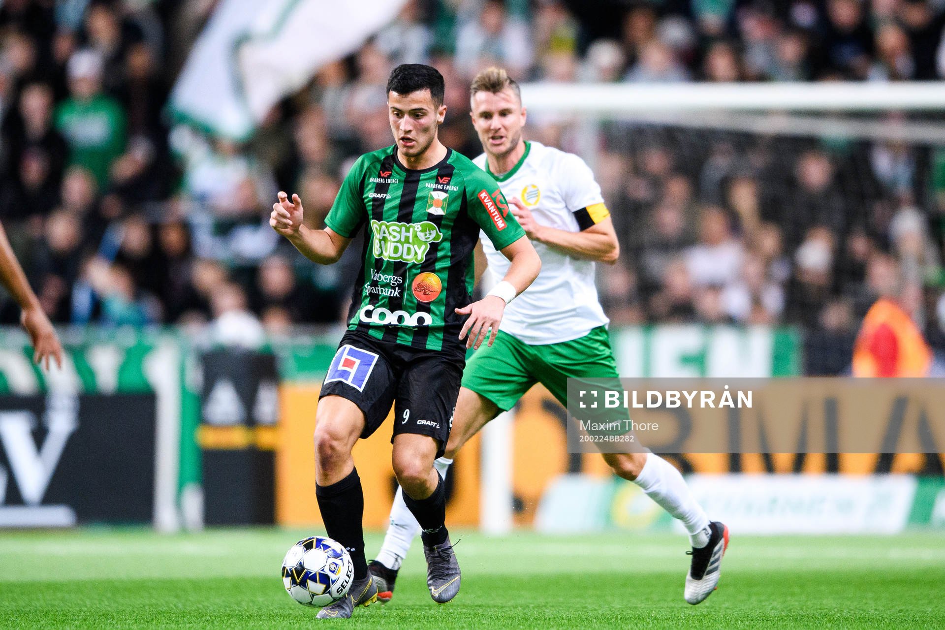 Varbergs Astrit Seljmani och Hammarbys Richard Magyar