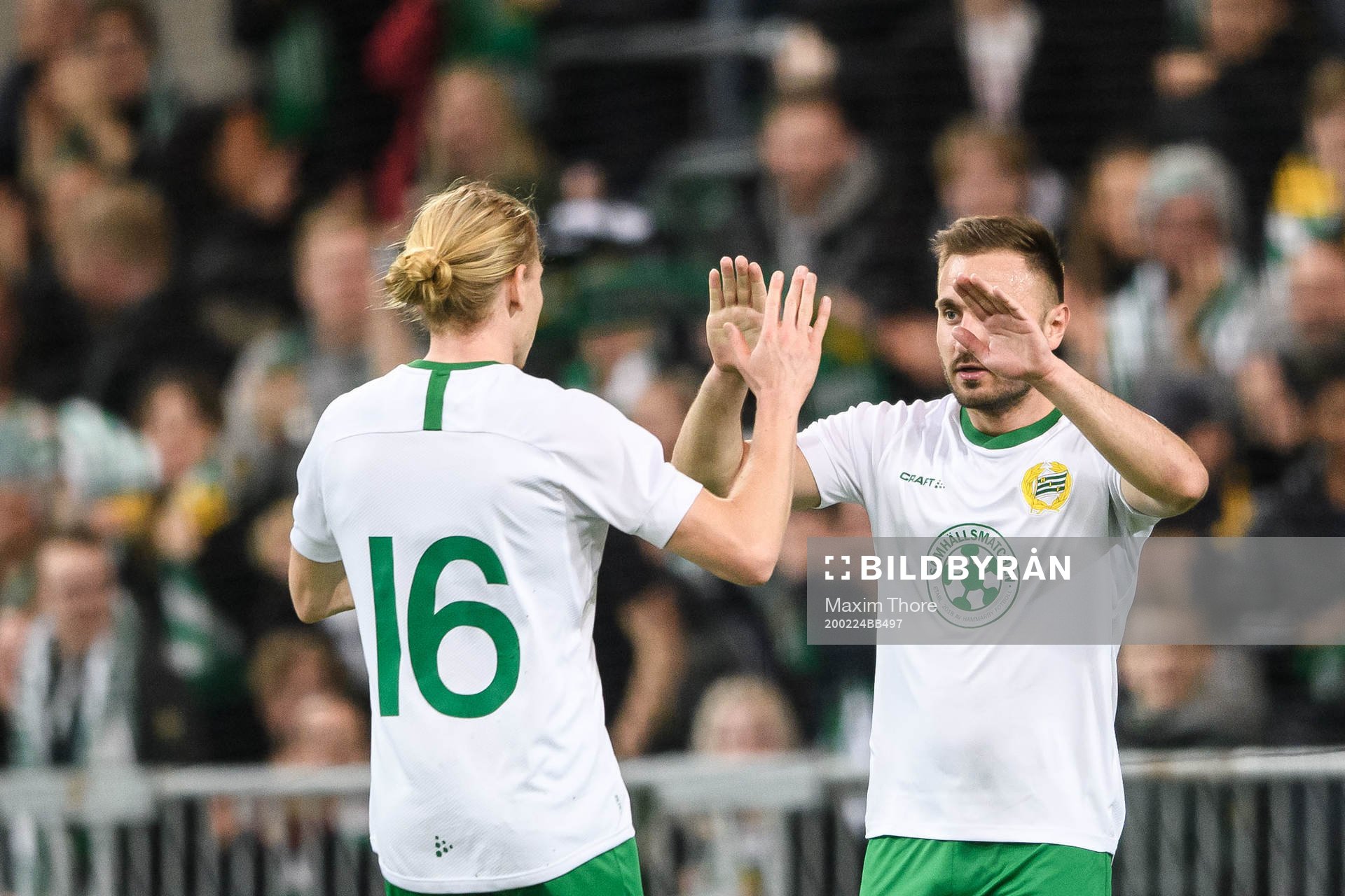 Hammarbys Gustav Ludwigson jublar med Muamer Tankovic efter 5-1 under fotbollsmatchen i Svenska Cupen mellan Hammarby och Varberg den 24 februari 2020 i Stockholm.