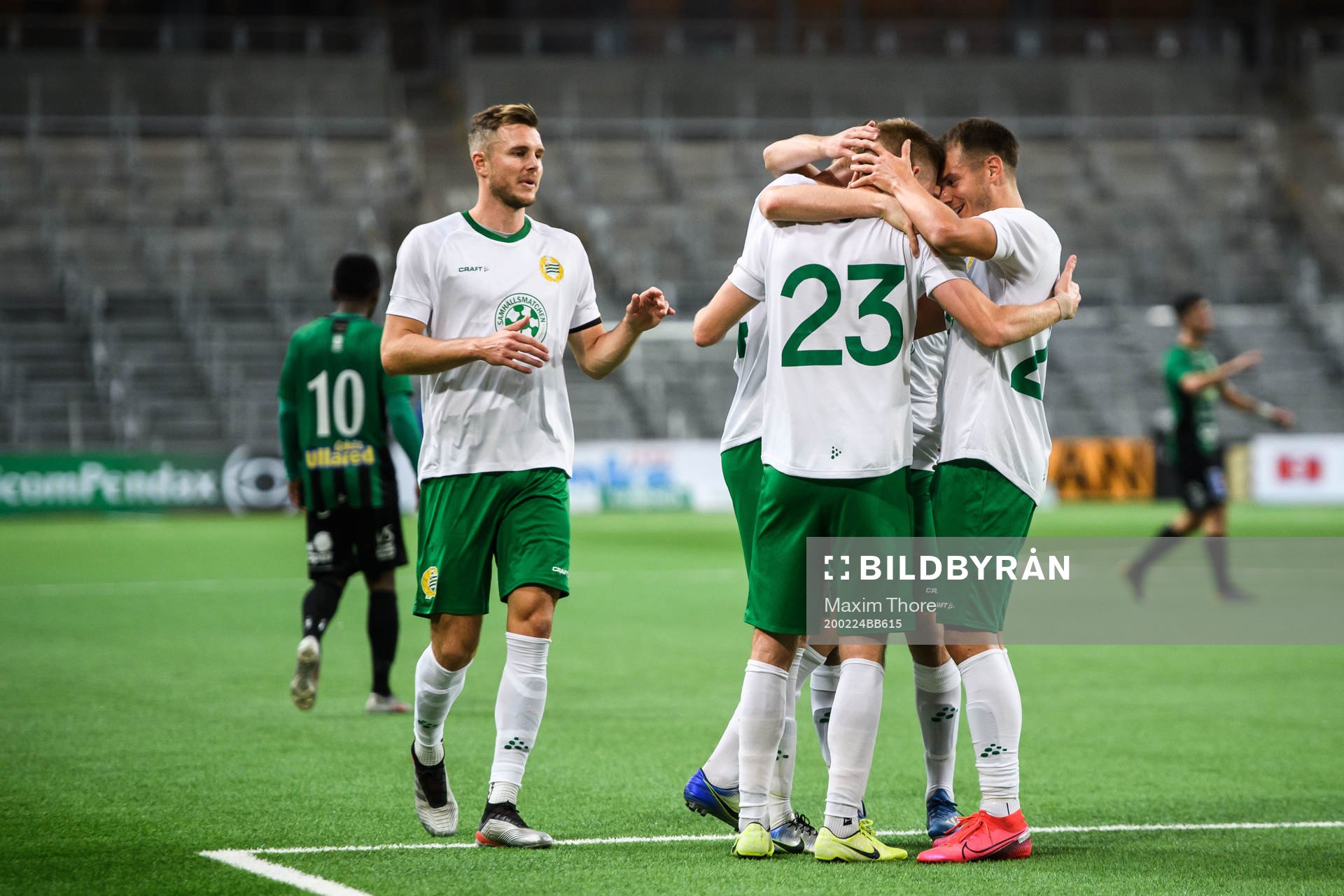 Hammarbys Aron Johannsson jublar med lagkamrater