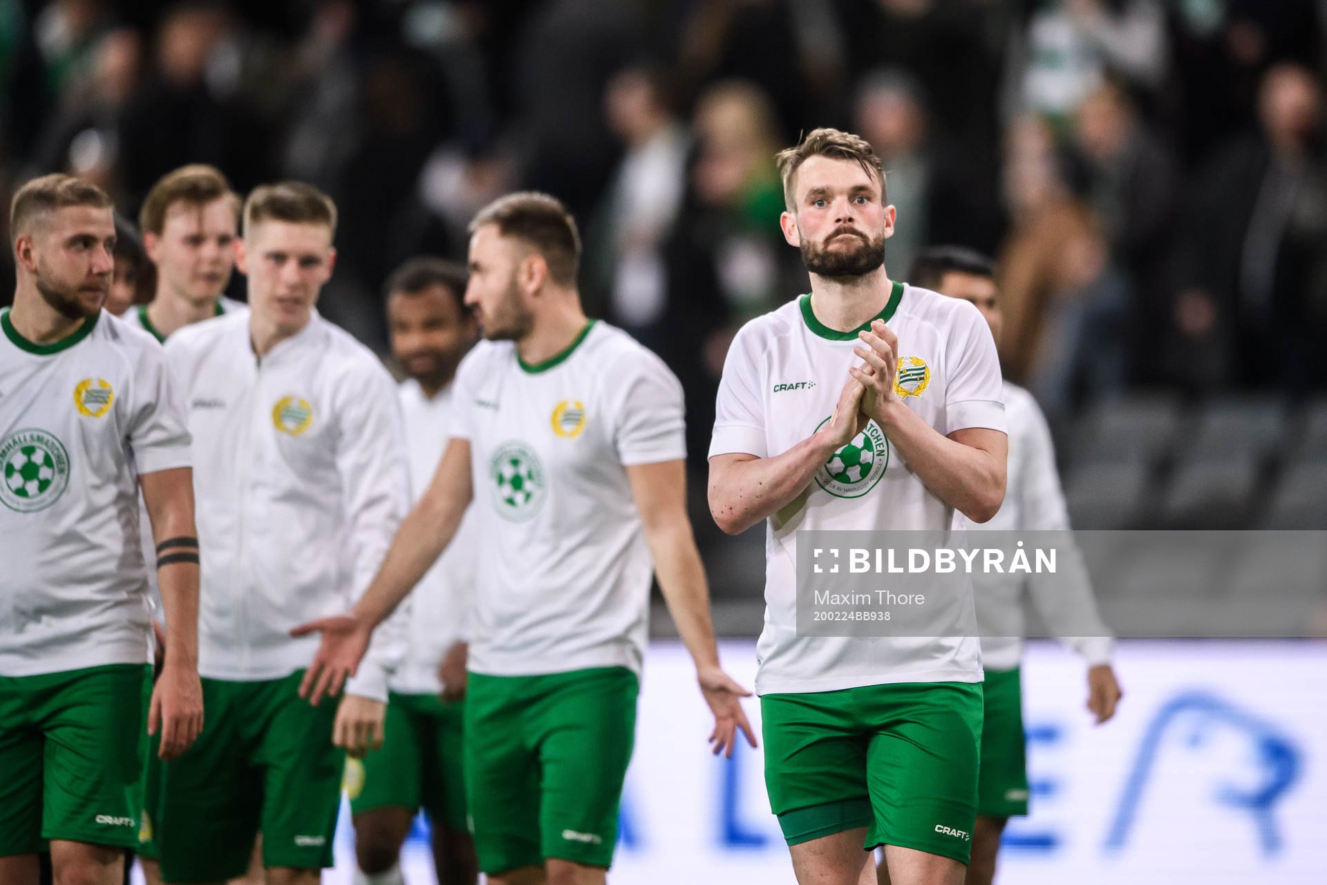 Hammarbys Dennis Widgren tackar publiken