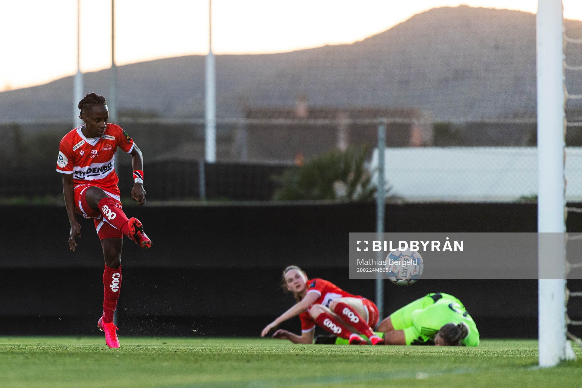 Kennya Cordner of Sandviken scores 1-0 behond goalkeeper