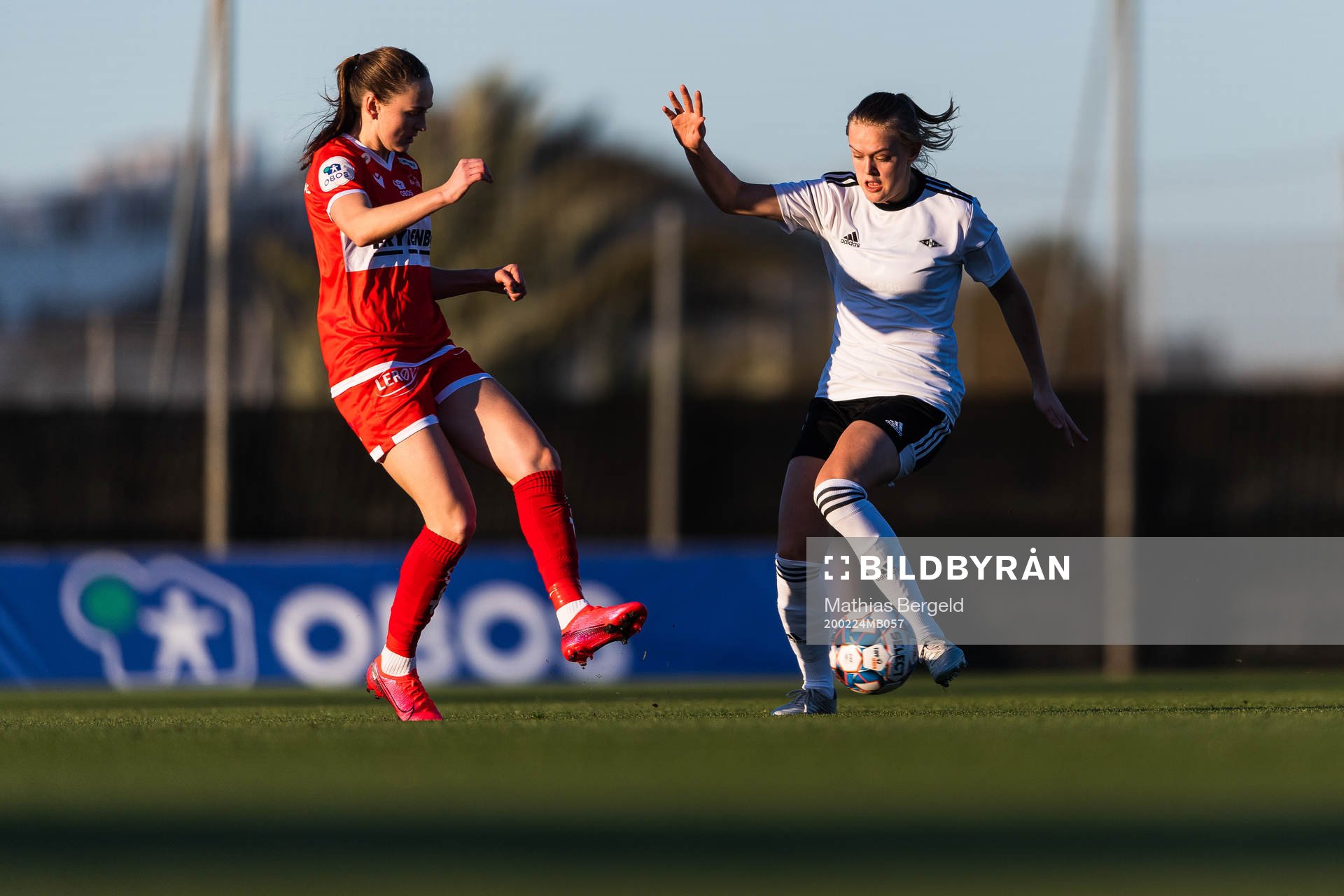 Vilde Hasund of Sandviken and Elin Sørum of Rosenborg