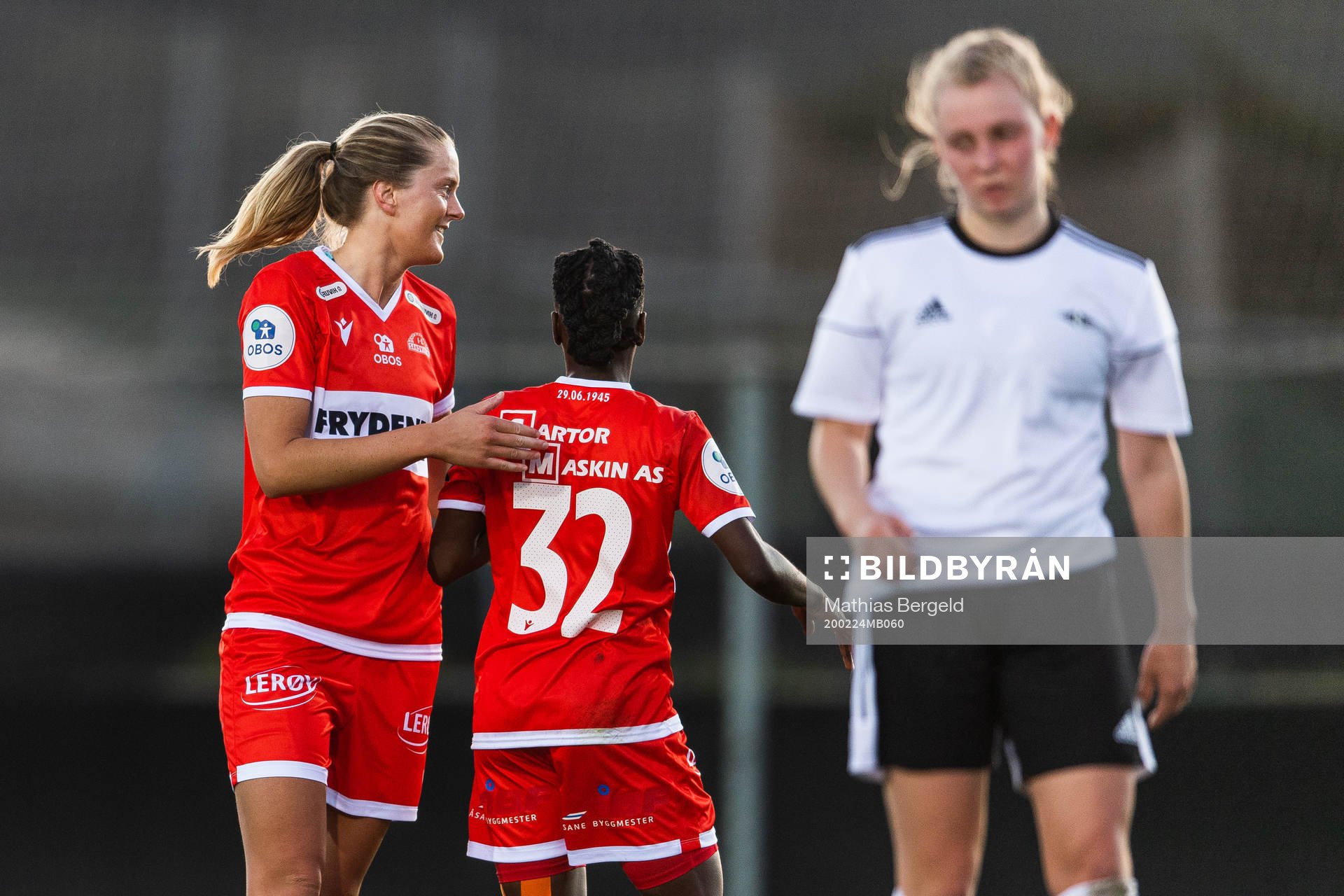 Maria Brochmann celebrates with Kennya Cordner of Sandviken