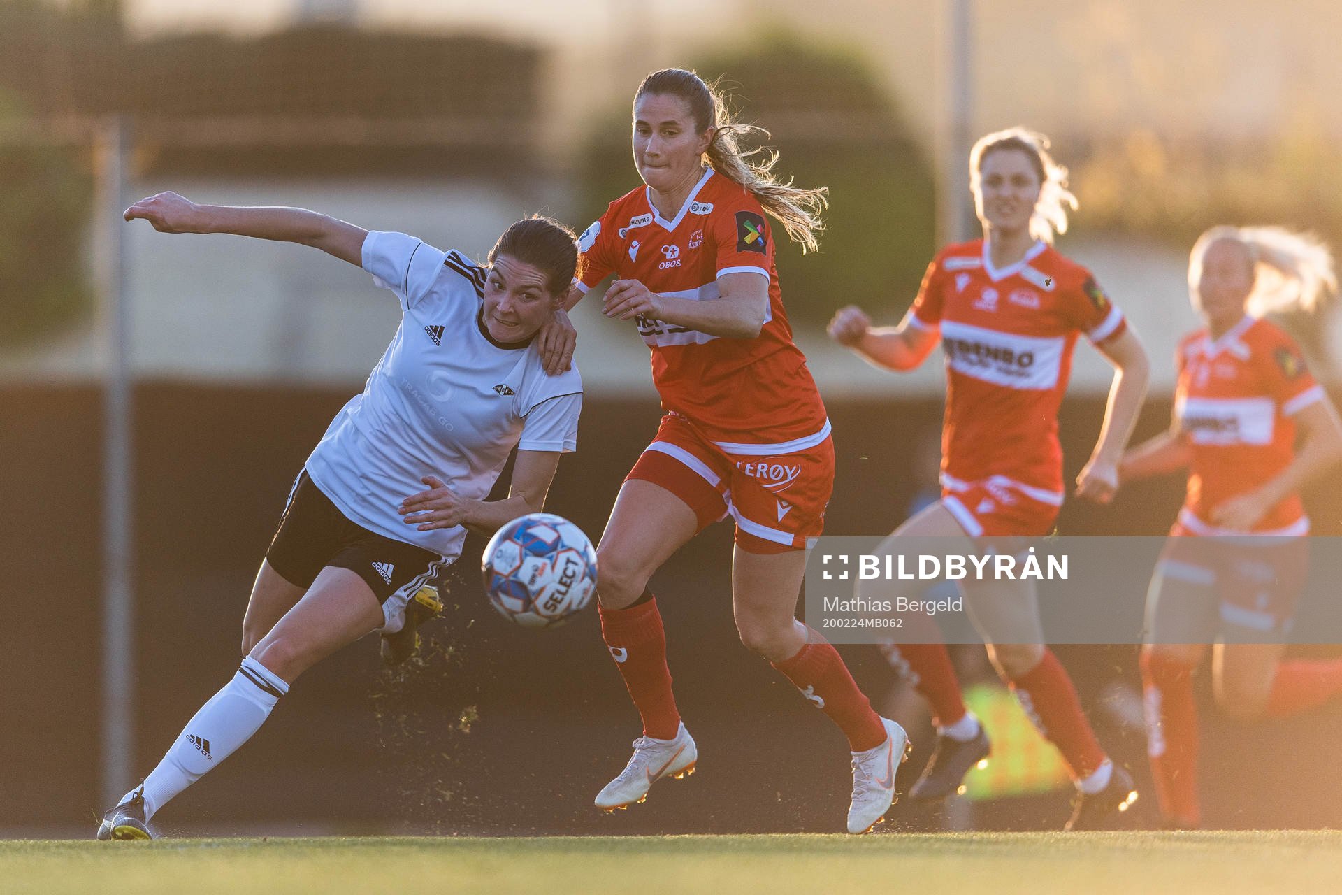 Elen Melhus of Rosenborg and Ingrid Ryland of Sandviken