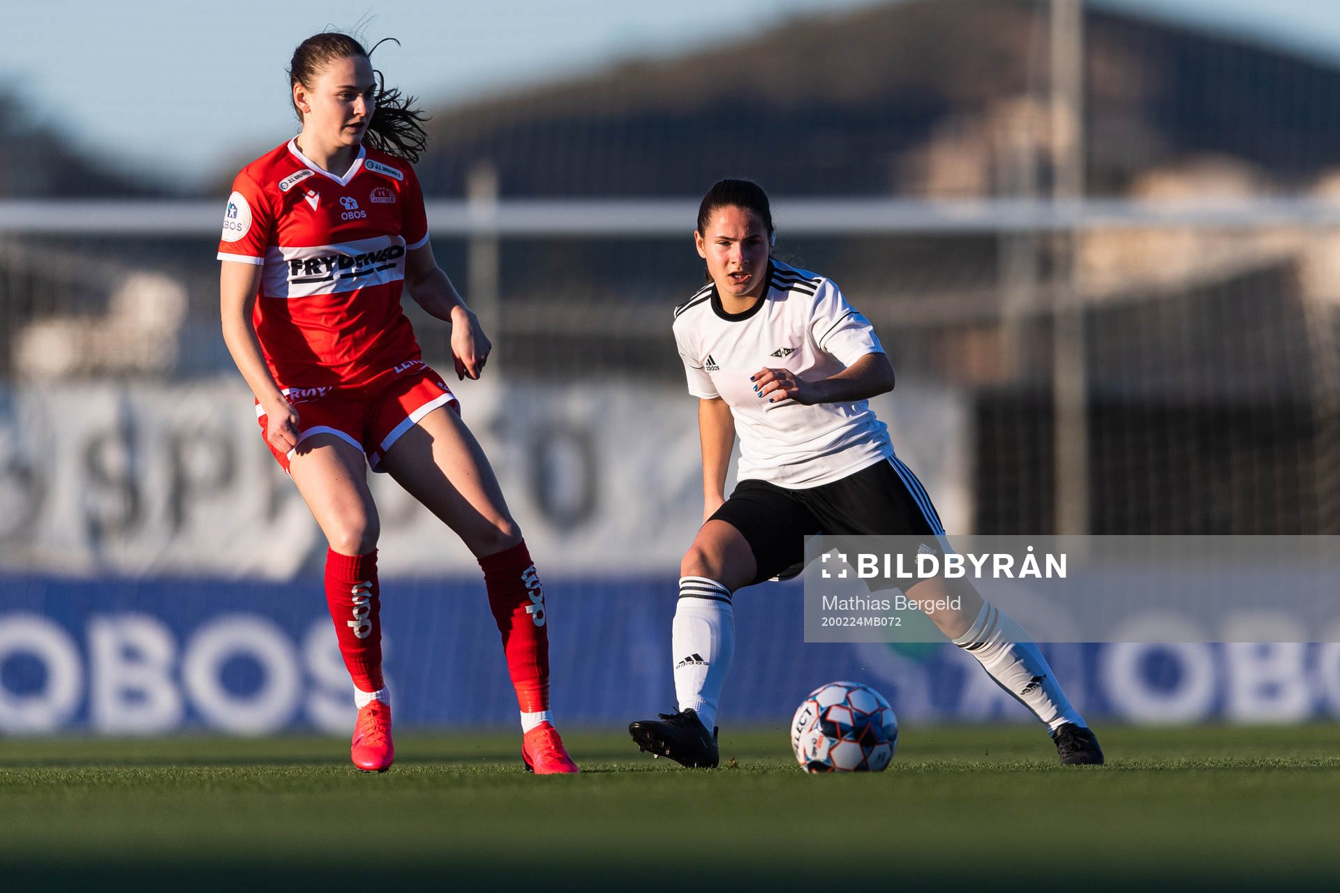 Vilde Hasund of Sandviken and Marita Olsen of Rosenborg