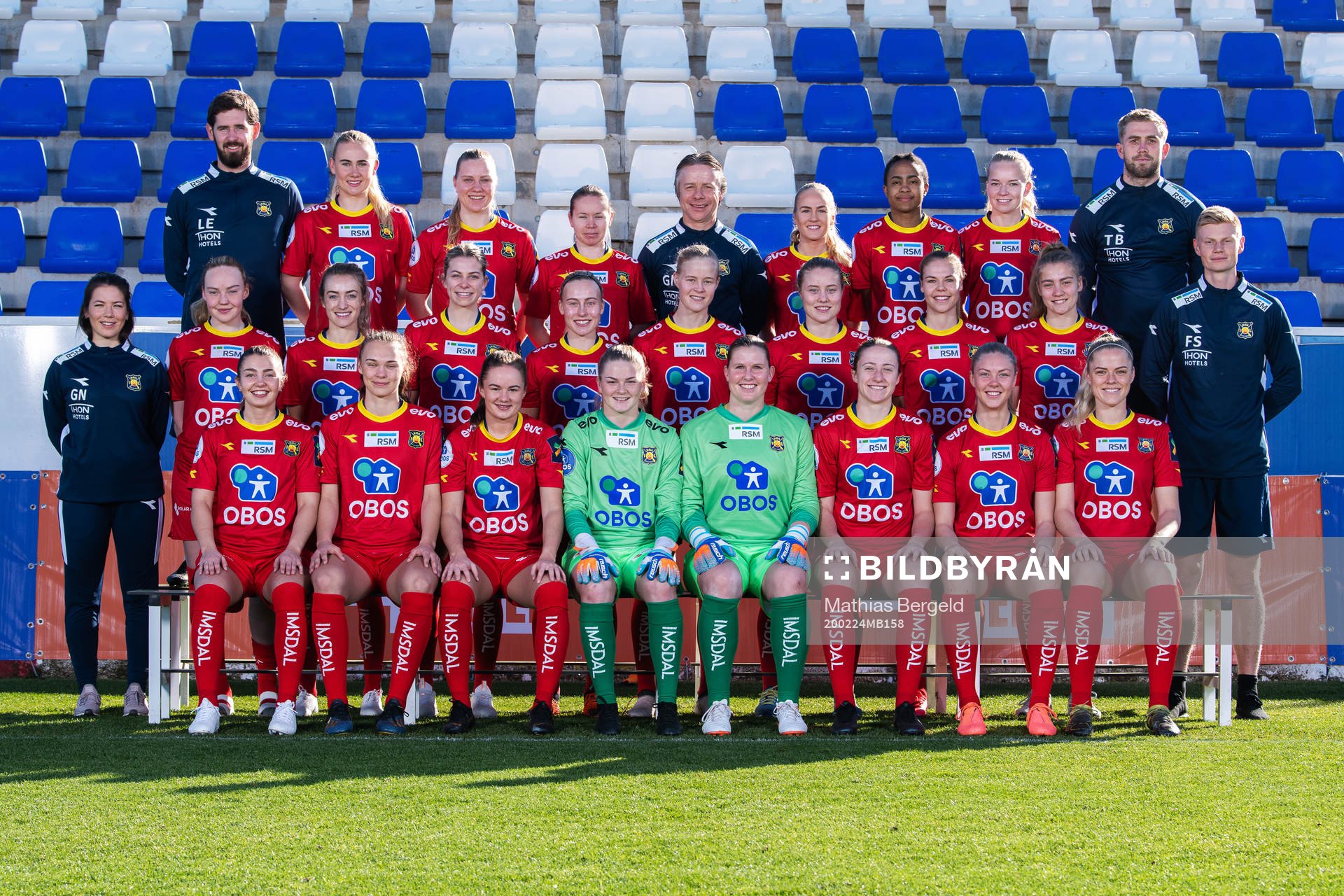 Røa poses for a team photo on February 24, 2020 in La Manga. Top row from the left: Assistant coach Lars-Erik Samuelsen, Frida Dybvig Haugen, Linn Huseby, Marita Holmen Iversen, head coach Geir Nordby, Julia Charlotte Arnesen, Anya De Courcy, Frida Lyshoel and physical coach Torvald Berthelsen. Middle row: Physio Tuva Bilov-Olsen, Birgitte Bjørlykhaug, Hanna Terry, Ingrid Byrøygard Kvernvolden, Vilde Gullhaug Birkeli, Kathrine Winnem Jørgensen, Sarah Suphellen, Vilde Fjelldal, Oline Brekke Fuglem and Fredrik Sæland. Bottom row: Maria Hiim, Synne Masdal, Rebecka Holum, goalkeeper Linn-Mari Nilsen, goalkeeper Kirvill Odden Sundsfjord, Ragne Hagen Svastuen, Tuva Lotte Leschbrandt Espås and Kamilla Aabel.