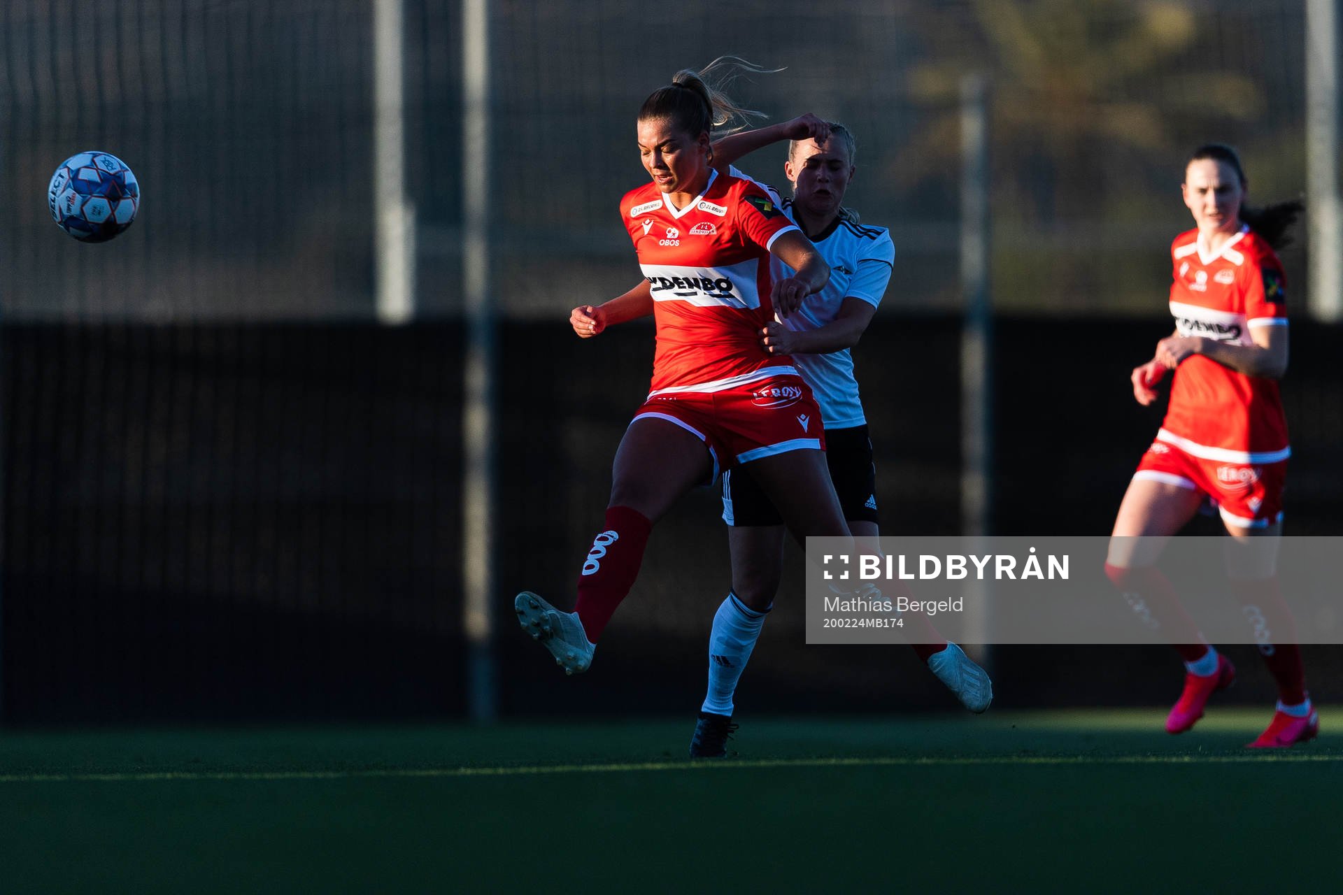 Maiken Bakke of Rosenborg and Malin Sunde of Sandviken