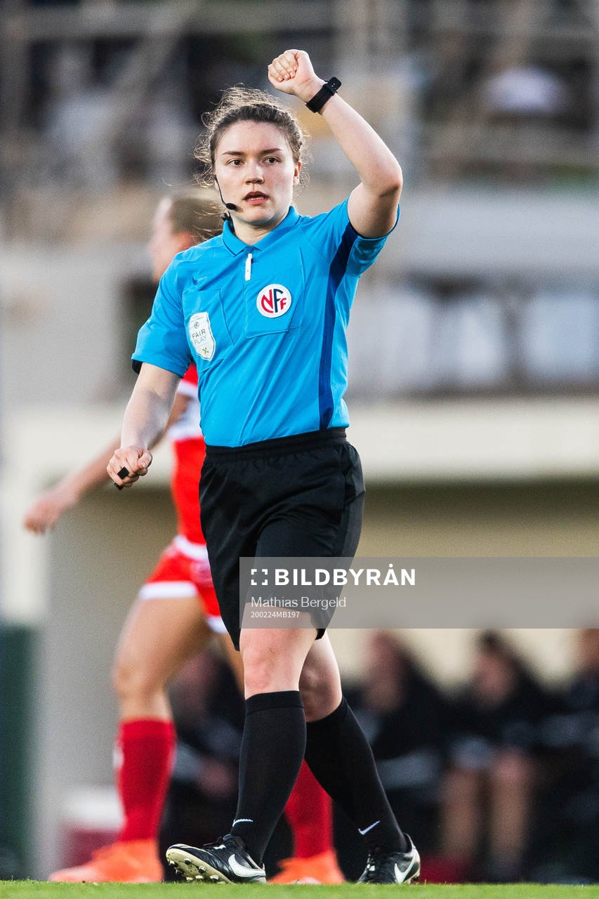 Referee Karoline Jensen