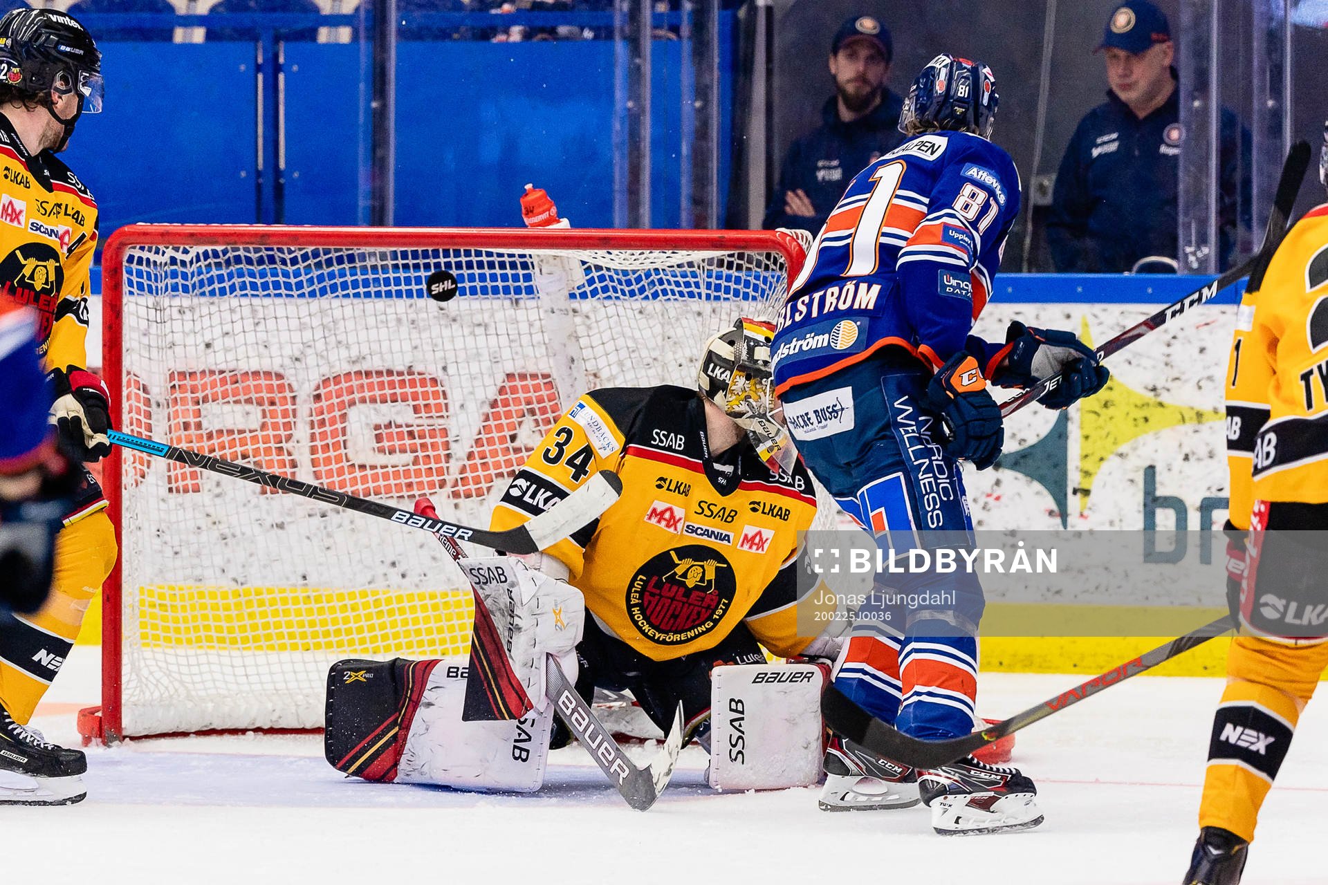 Växjös Fredrik Karlström får pucken i mål bakom