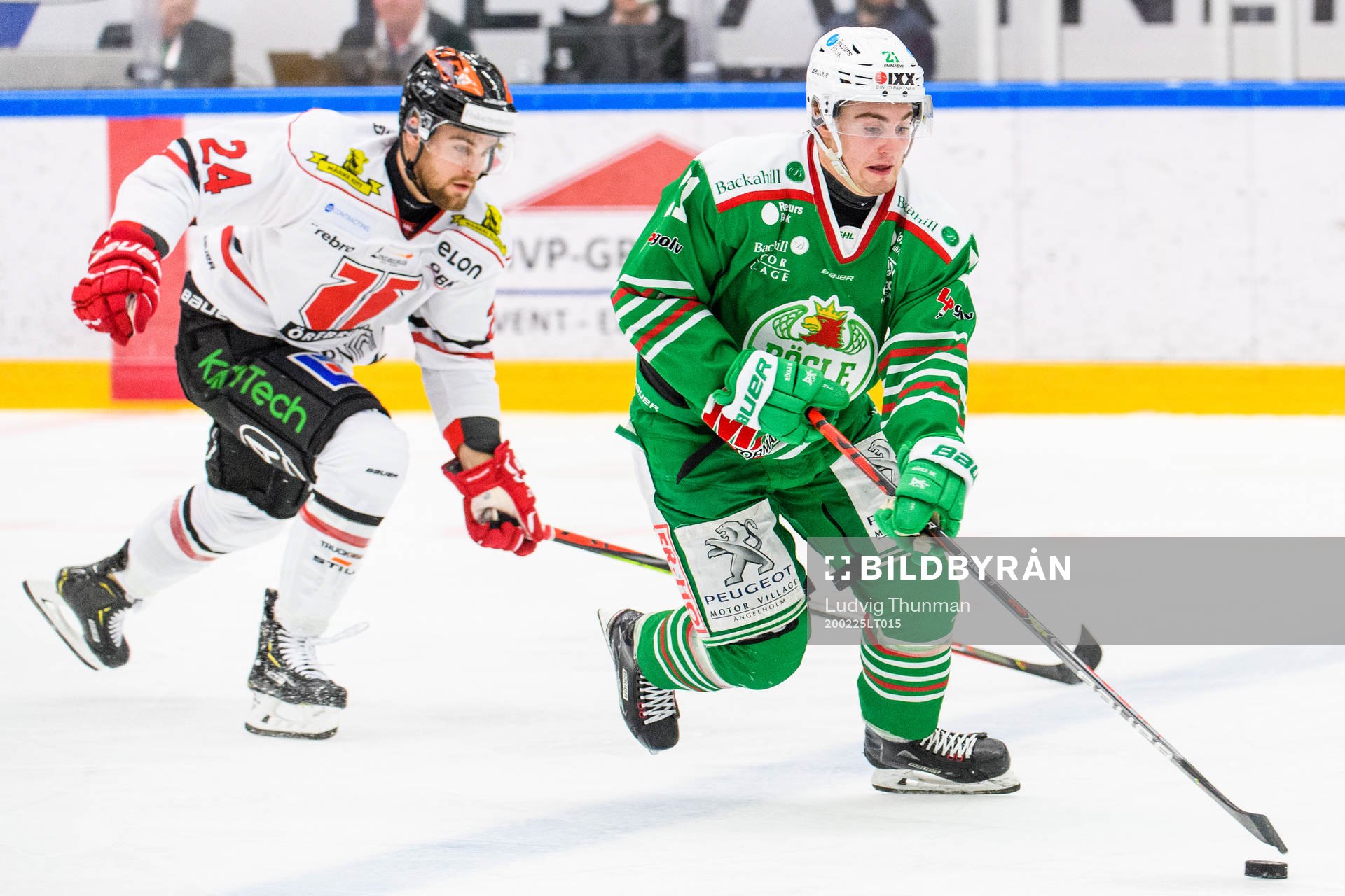 Örebros Aaron Irving jagar Rögles Nils Höglander
