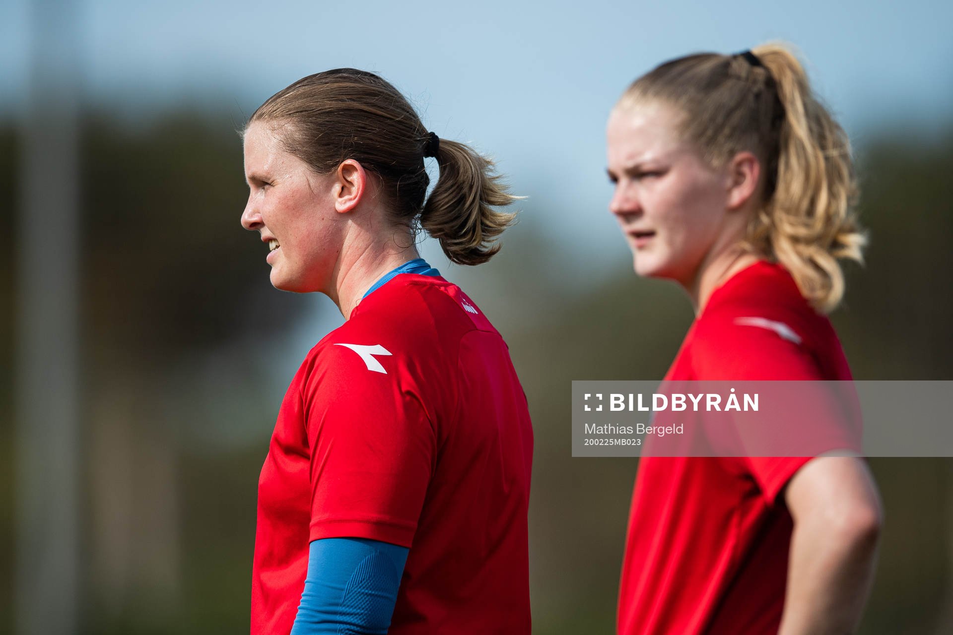 Goalkeepers Kirvill Odden Sundsfjord and Linn-Mari Nilsen