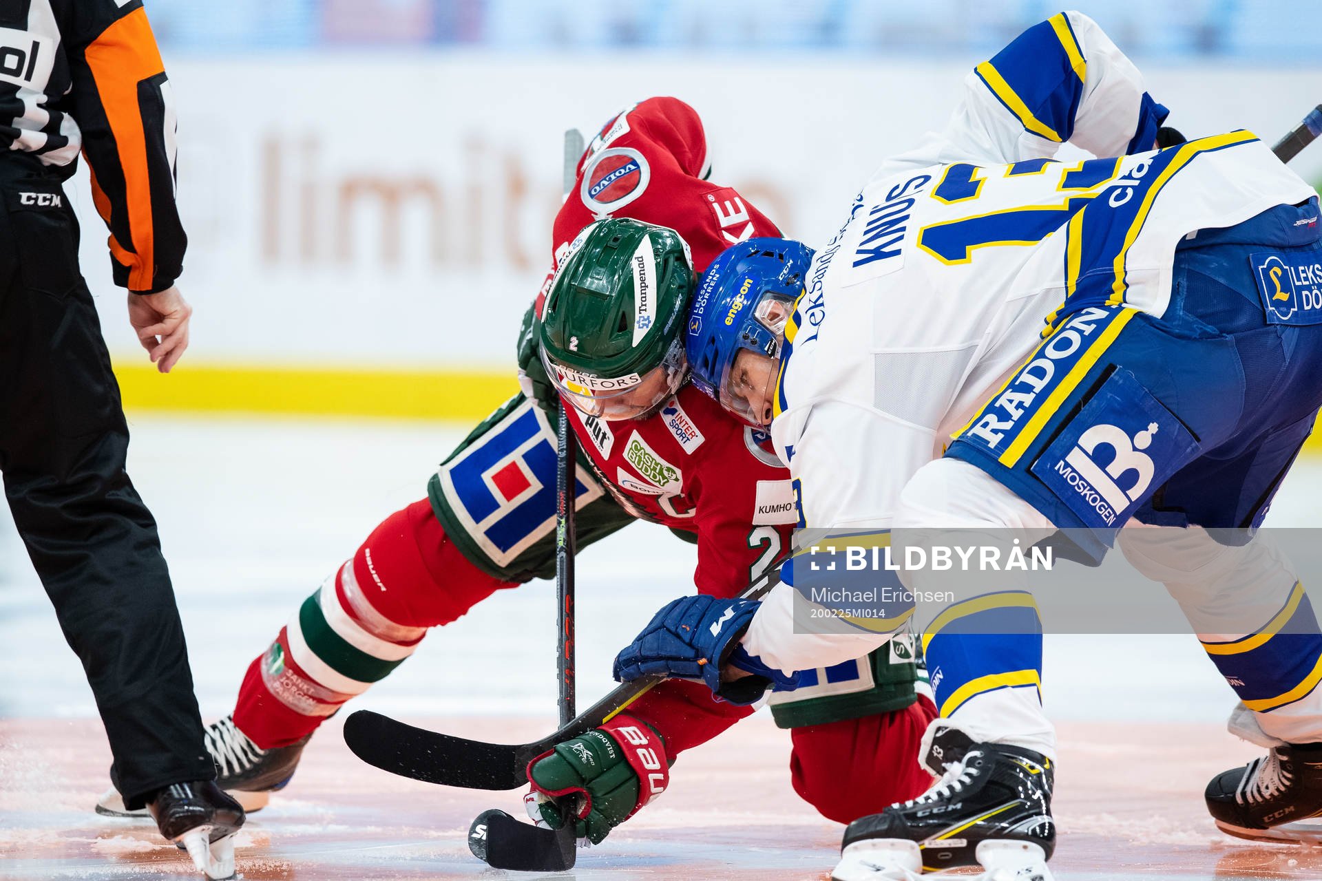 Frölundas Joel Lundqvist tekar mot Leksands Jon Knuts