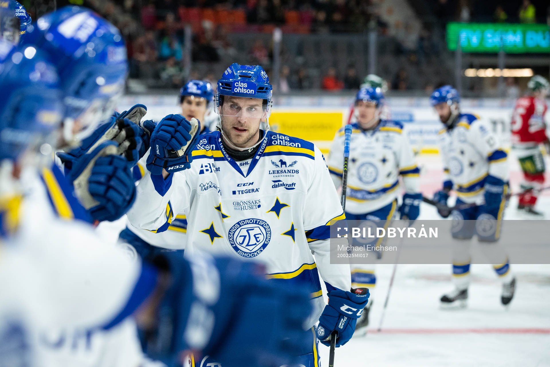 Leksands Daniel Gunnarsson jublar med lagkamrater