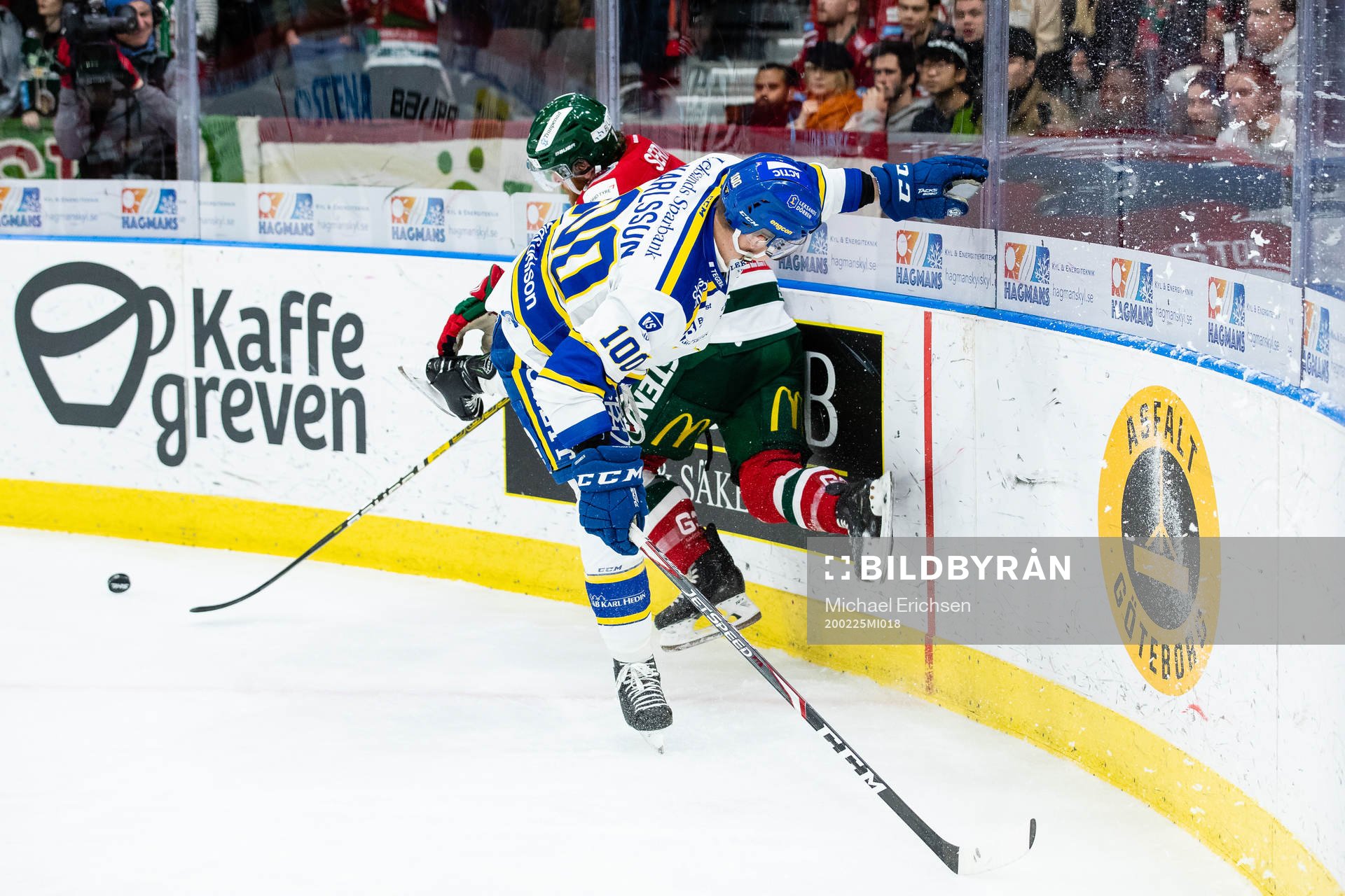 Leksands Martin Karlsson tacklar Frölundas Karl Stollery
