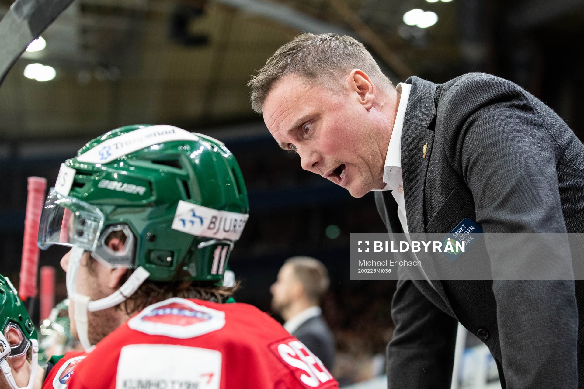 Frölundas tränare Roger Rönnberg pratar med Samuel Fagemo