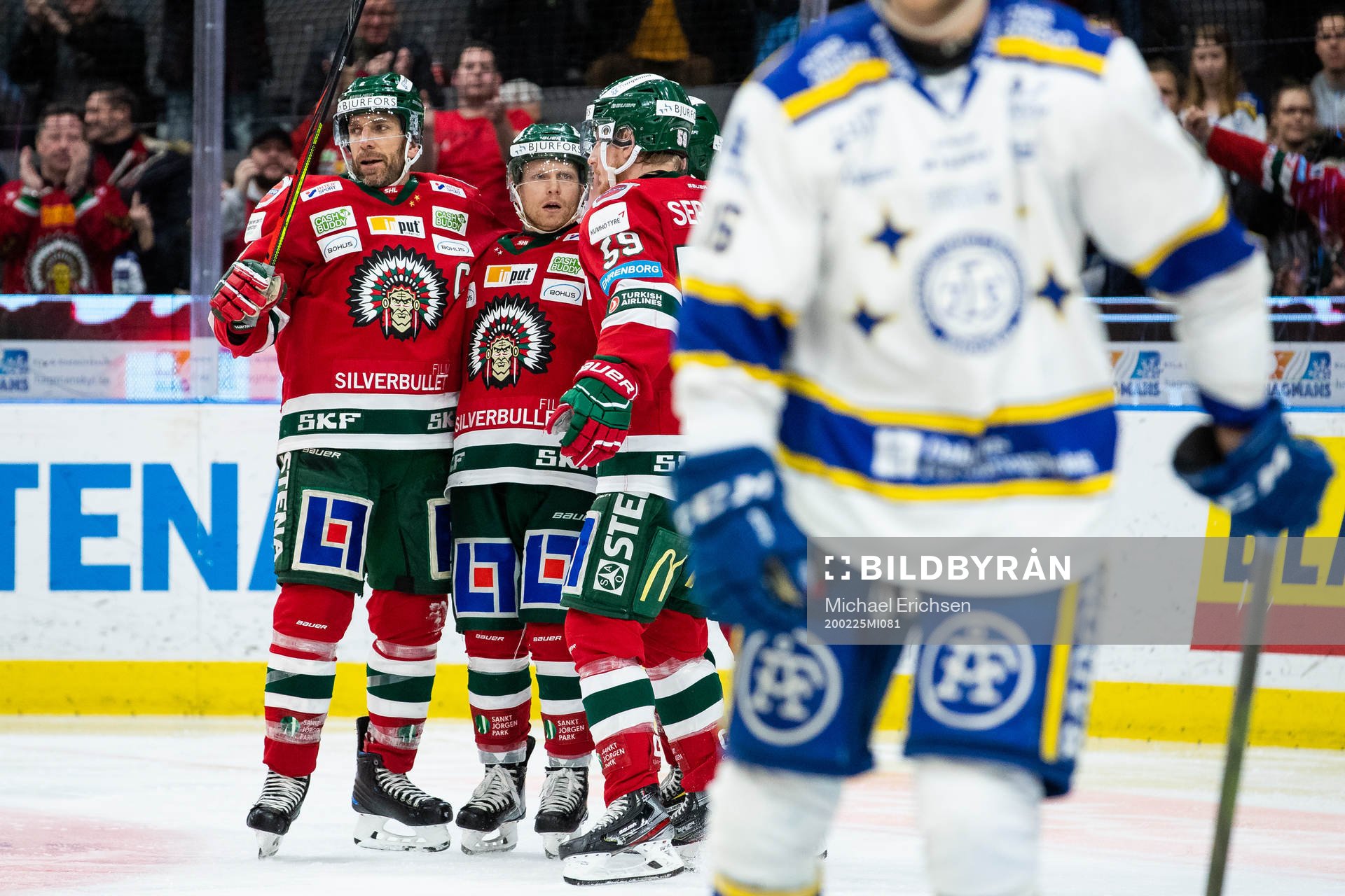 Frölundas Joel Lundqvist jublar ihop med Ryan Lasch och