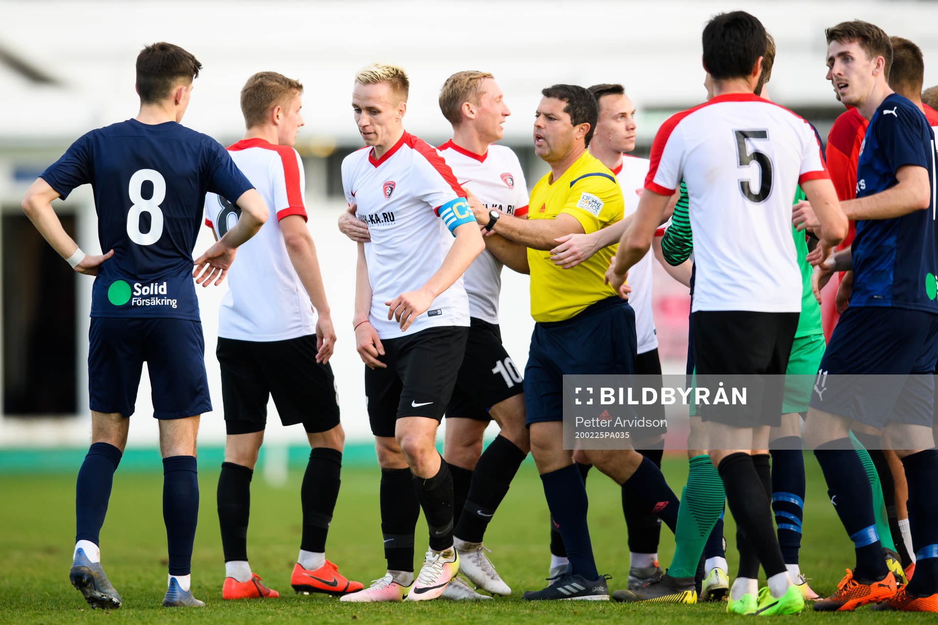 Huvuddomaren och Tekstilshchiks Denis Fomin under en träningsmatch i fotboll mellan Helsingborg och Tekstilshchik den 25 februari 2020 i Larnaca.