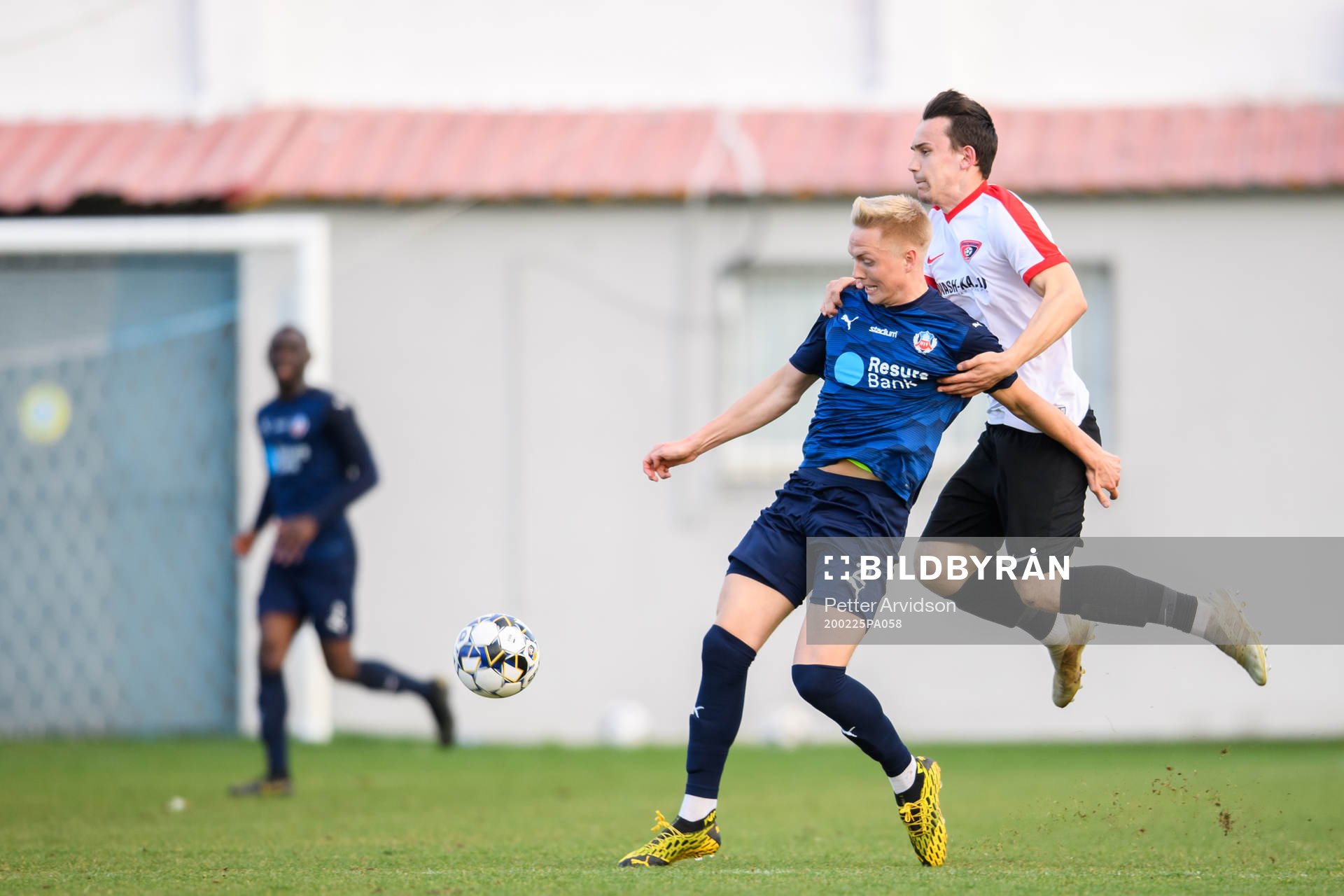 Helsingborgs Daniel Hafsteinsson och Tekstilshchiks Adil Mukhametzyanov under en träningsmatch i fotboll mellan Helsingborg och Tekstilshchik den 25 februari 2020 i Larnaca.