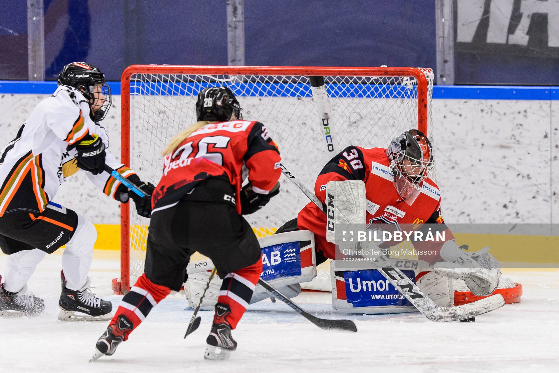 Malmö Redhawks målvakt Lisa Sellberg Jensen räddar