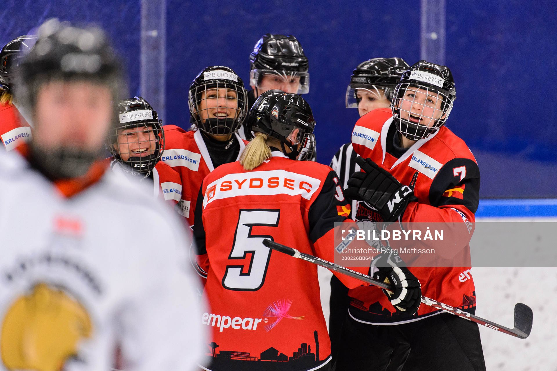 Malmö Redhawks Malene Frandsen jublar med lagkamrater