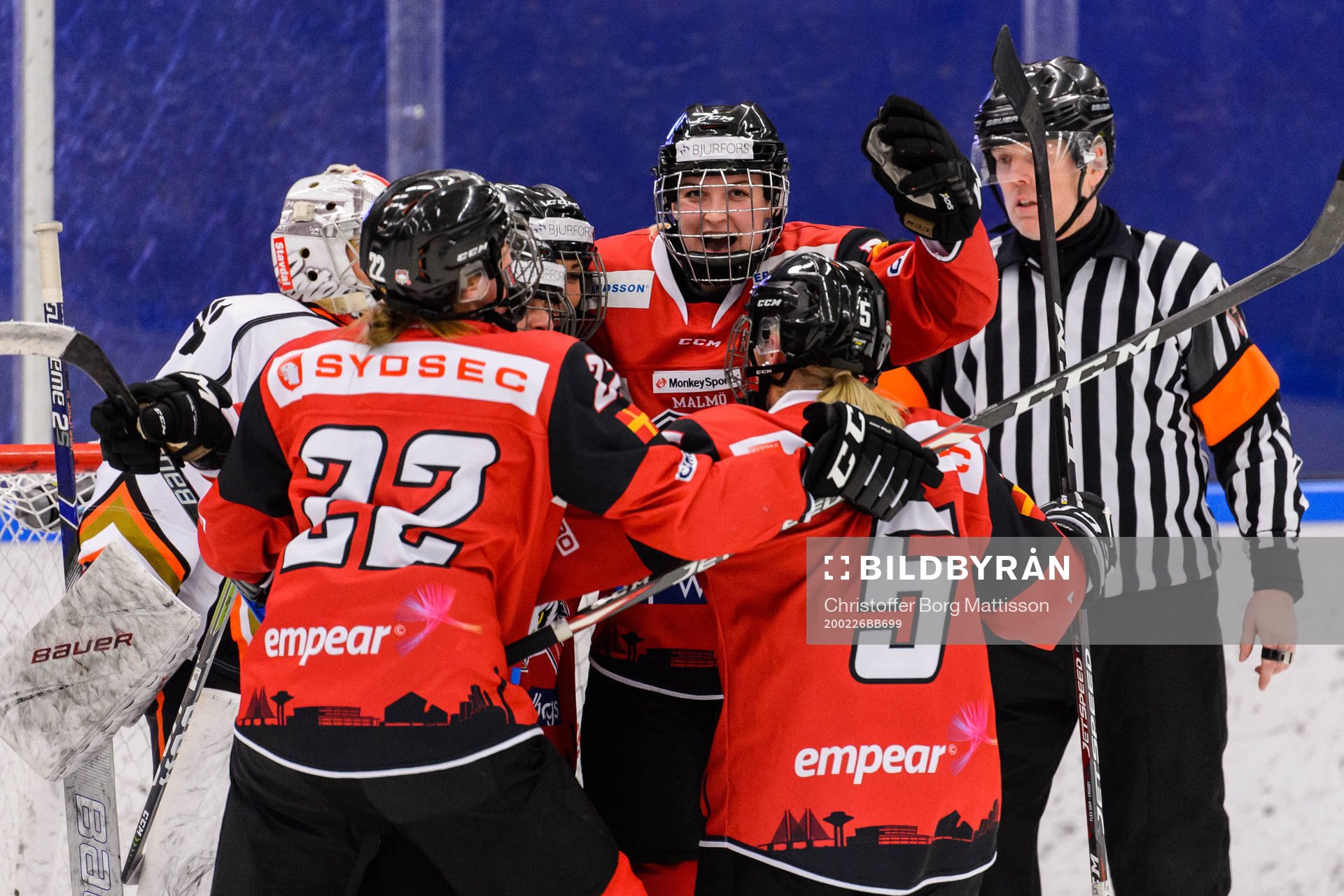 Malmö Redhawks Malene Frandsen jublar med lagkamrater