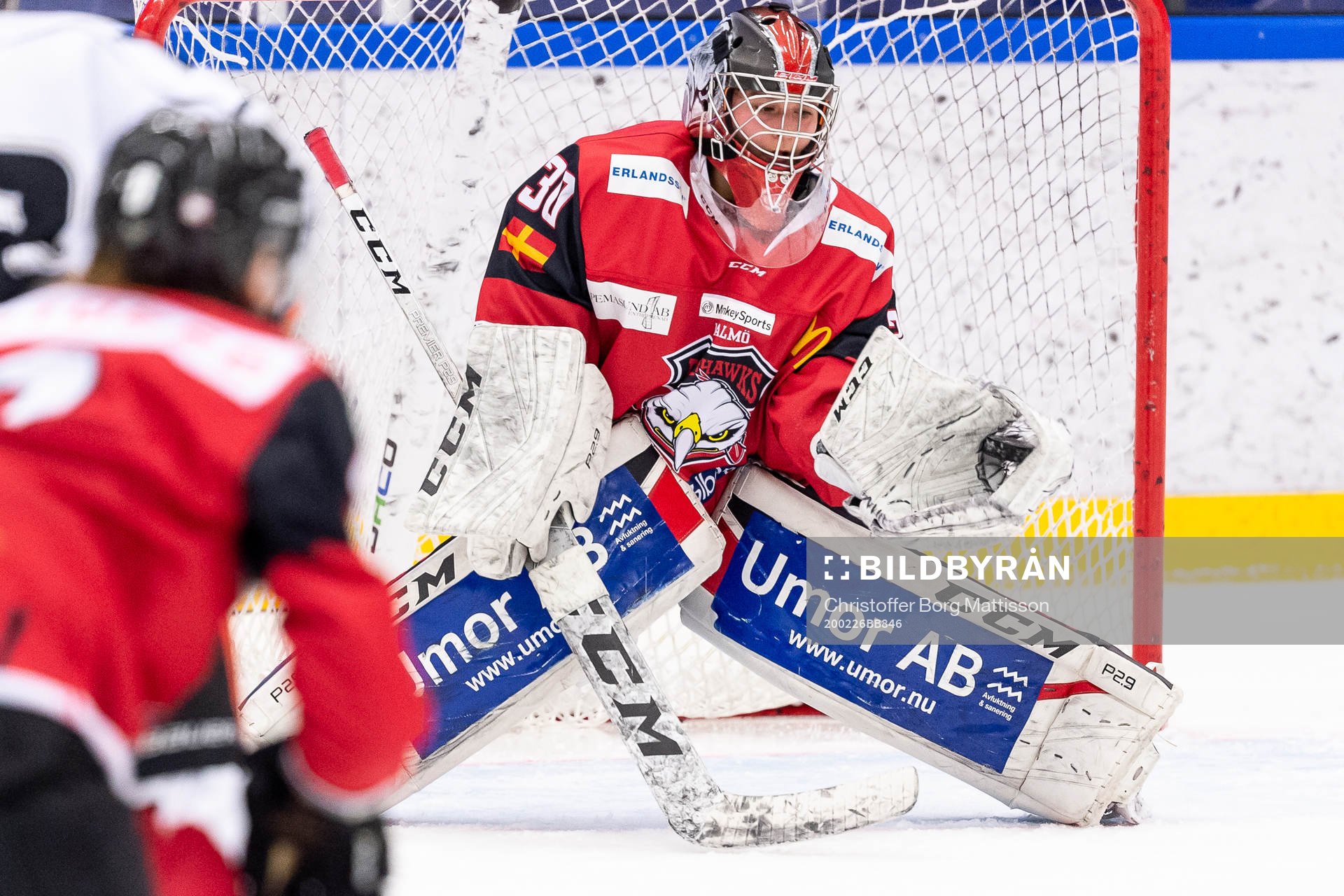 Malmö Redhawks målvakt Lisa Sellberg Jensen räddar en