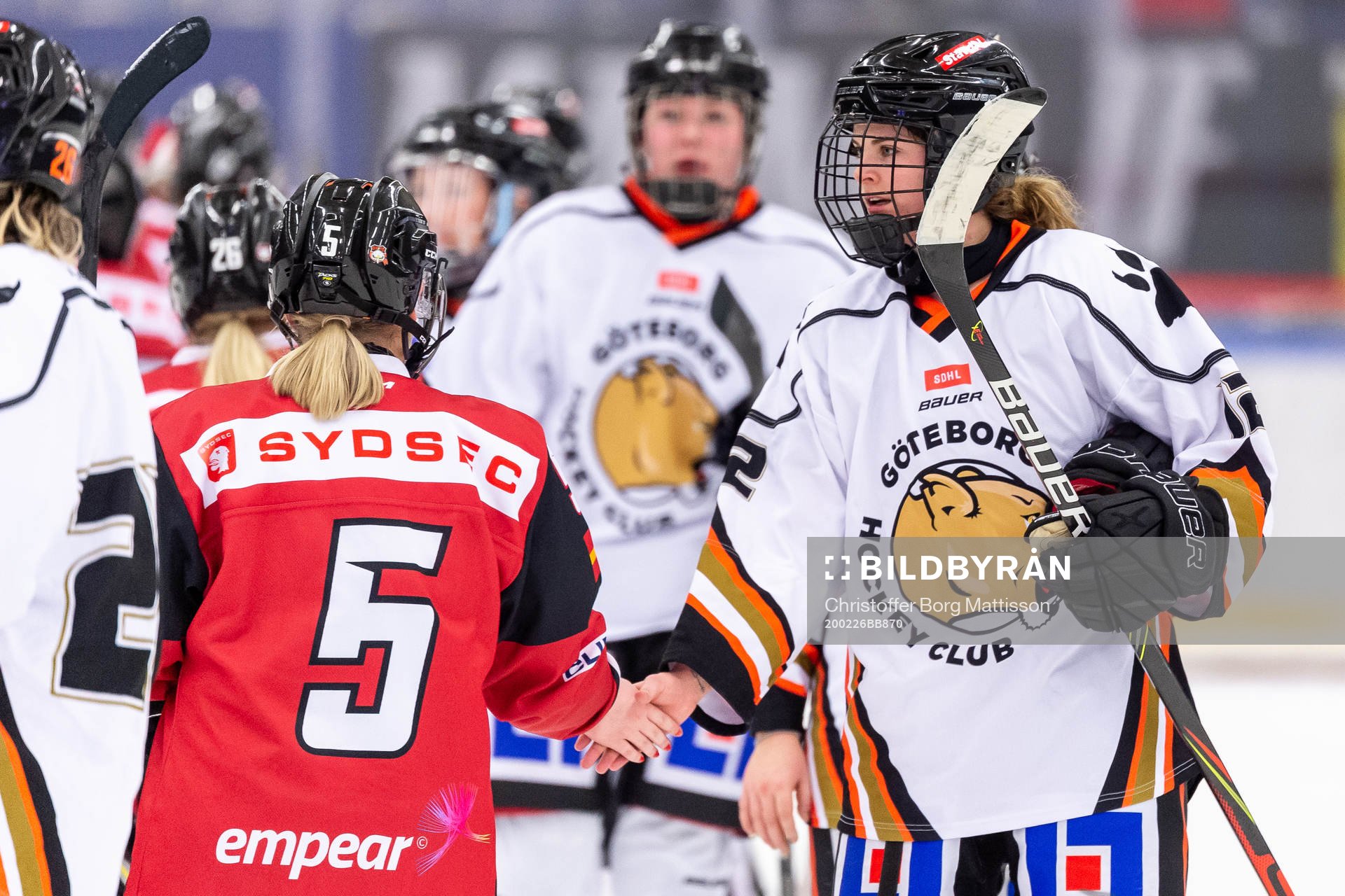 Spelarna i båda lagen tackar varandra