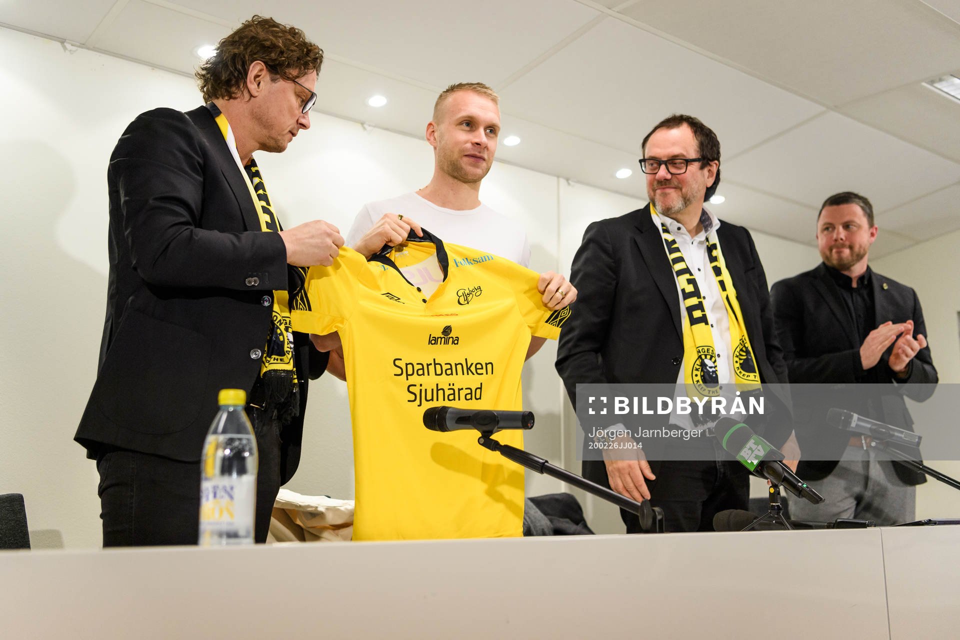 Johan Larsson tar emot Elfsborgströjan av klubbchef Stefan