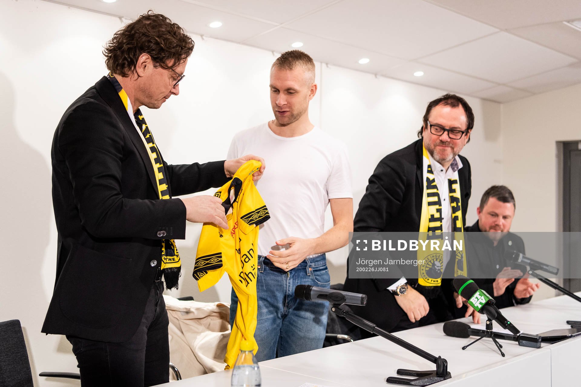 klubbchef Stefan Andreasson överlämnar Elfsborgströjan