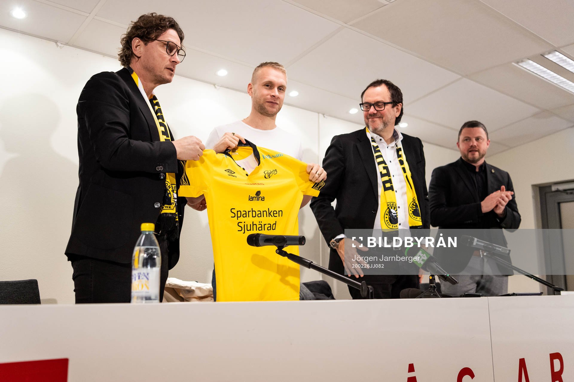 klubbchef Stefan Andreasson överlämnar Elfsborgströjan