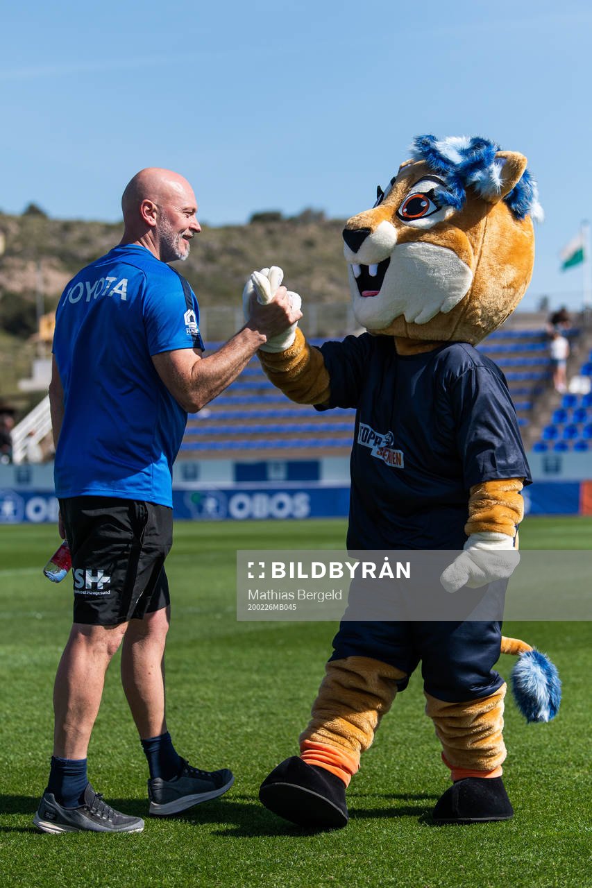 Thomas S. Dahle, head coach of Avaldsnes high fives the