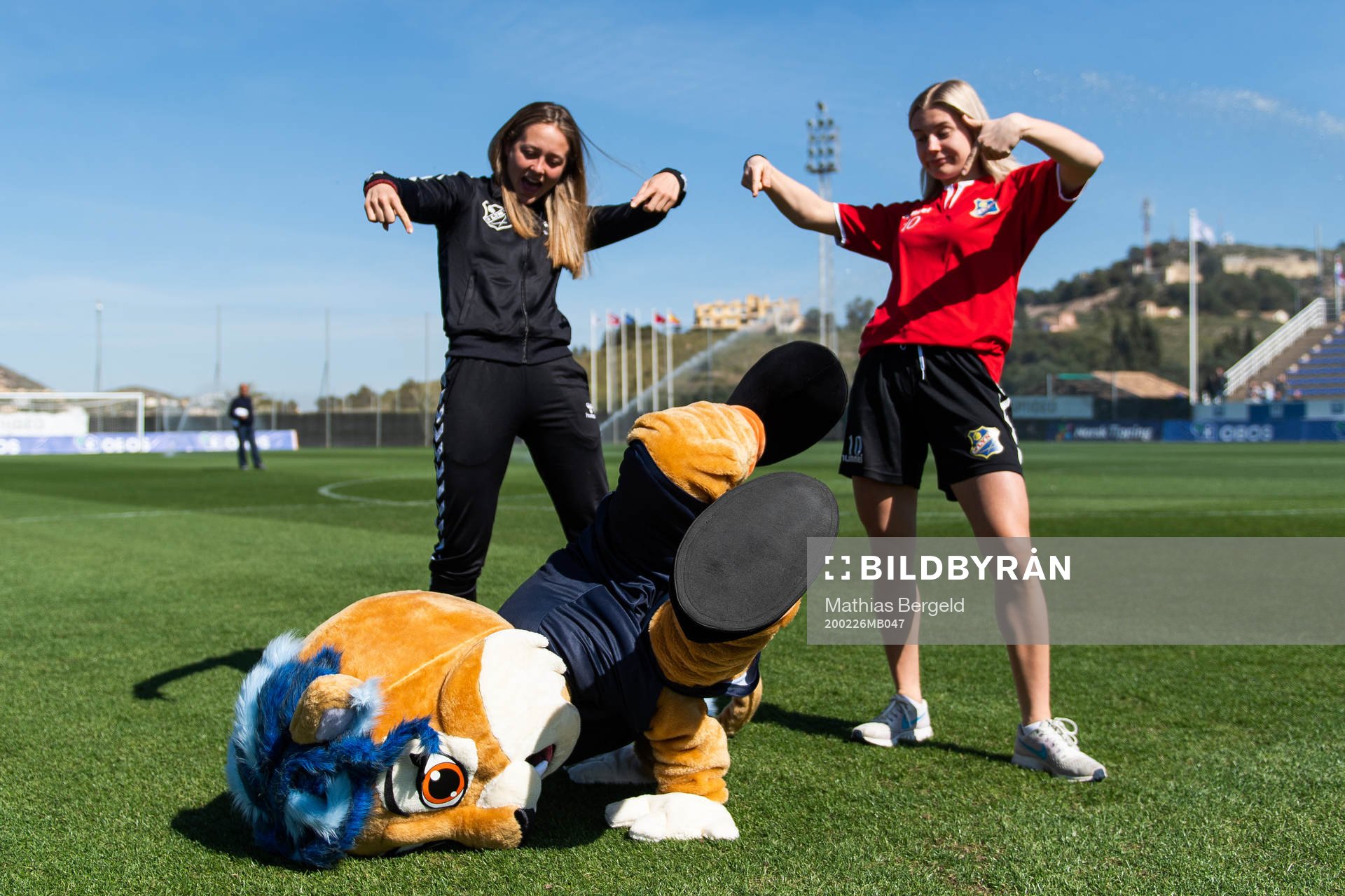 Camilla Linberg and Runa Lillegård of Lyn with the mascot (yet to be named) of Toppserien ahead of a pre-season friendly football match between Lyn and Avaldsnes on February 26, 2020 in La Manga.