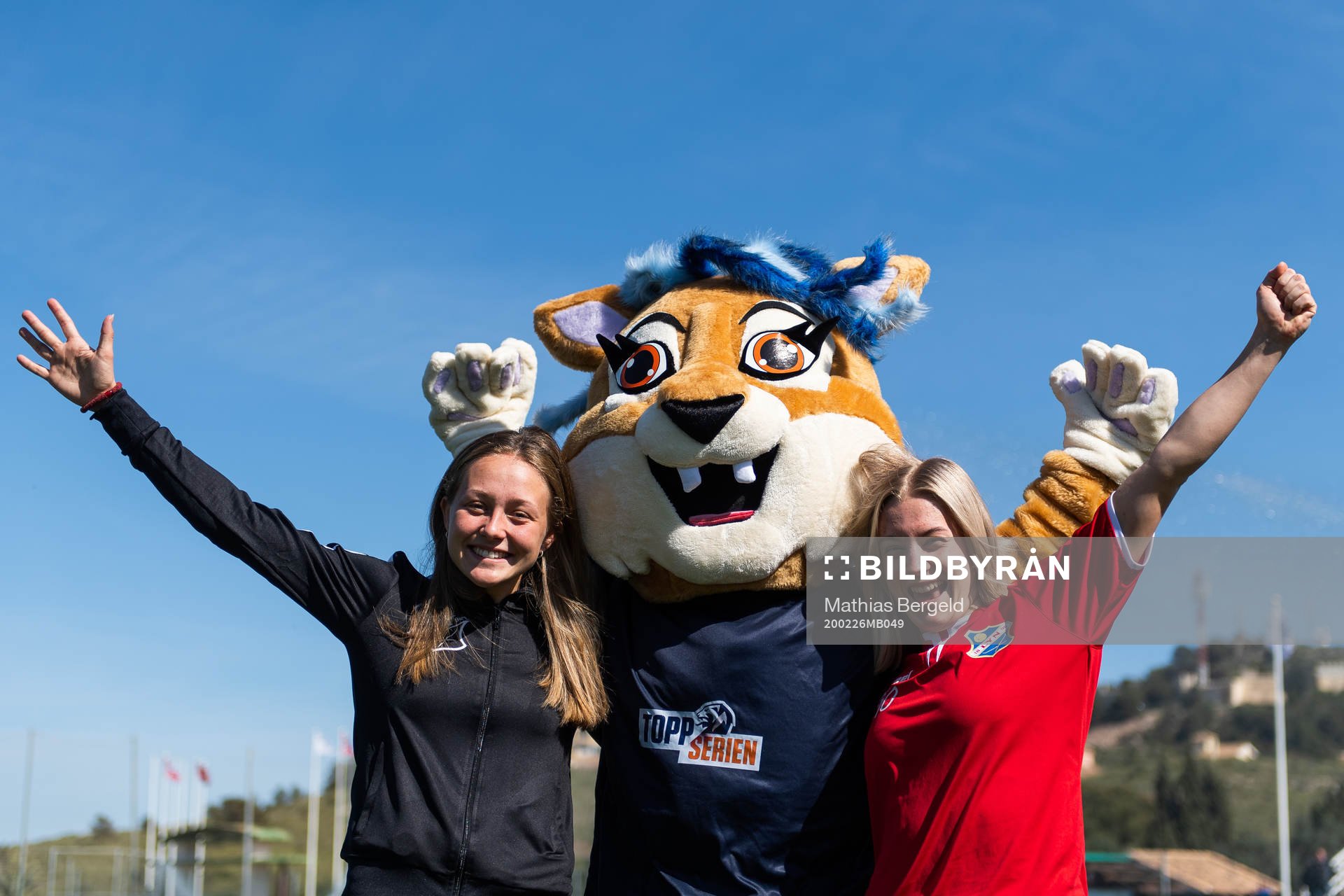 Camilla Linberg and Runa Lillegård of Lyn with the mascot