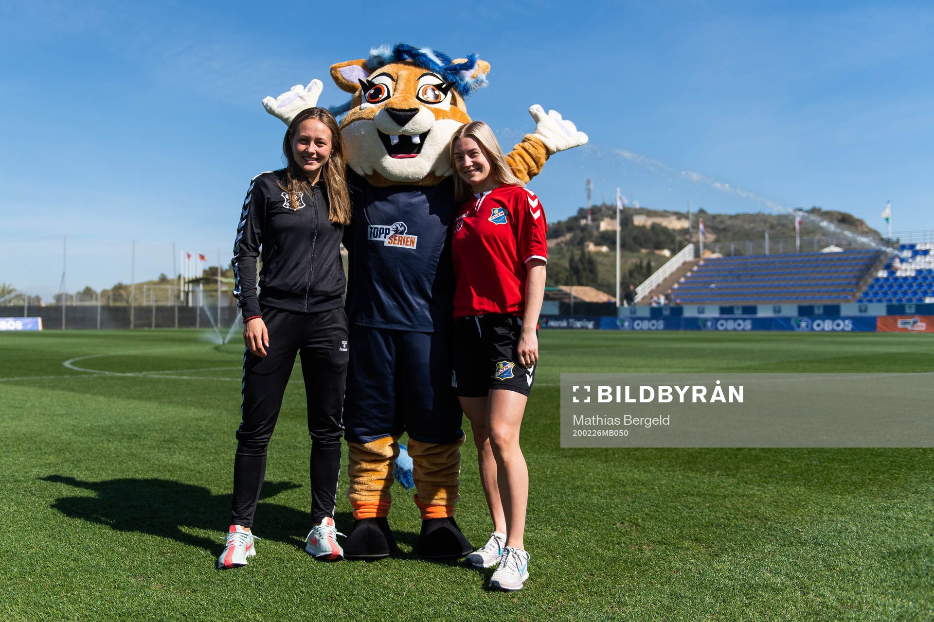 Camilla Linberg and Runa Lillegård of Lyn with the mascot