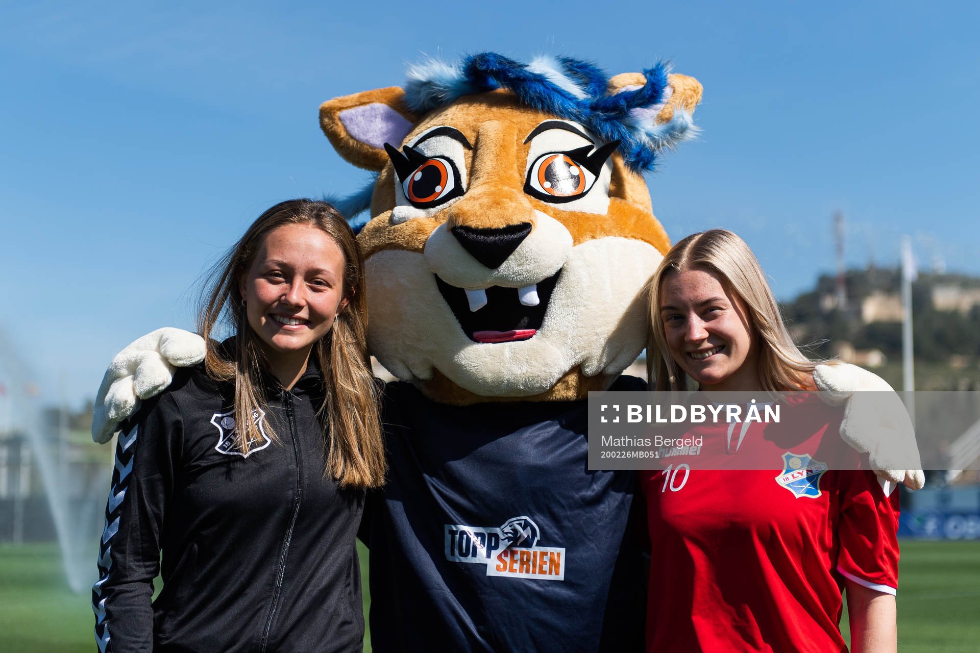 Camilla Linberg and Runa Lillegård of Lyn with the mascot