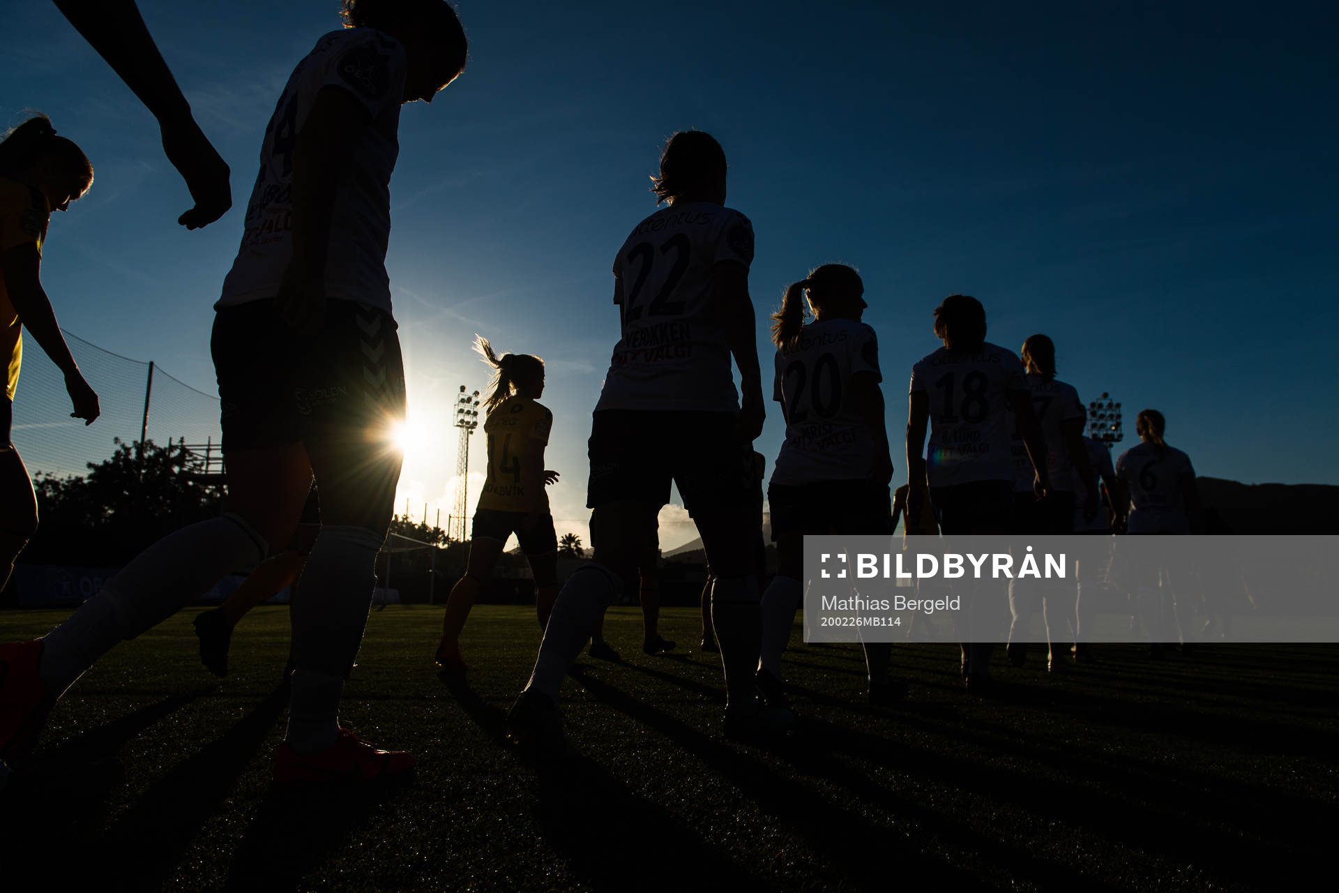 The players enter the pitch