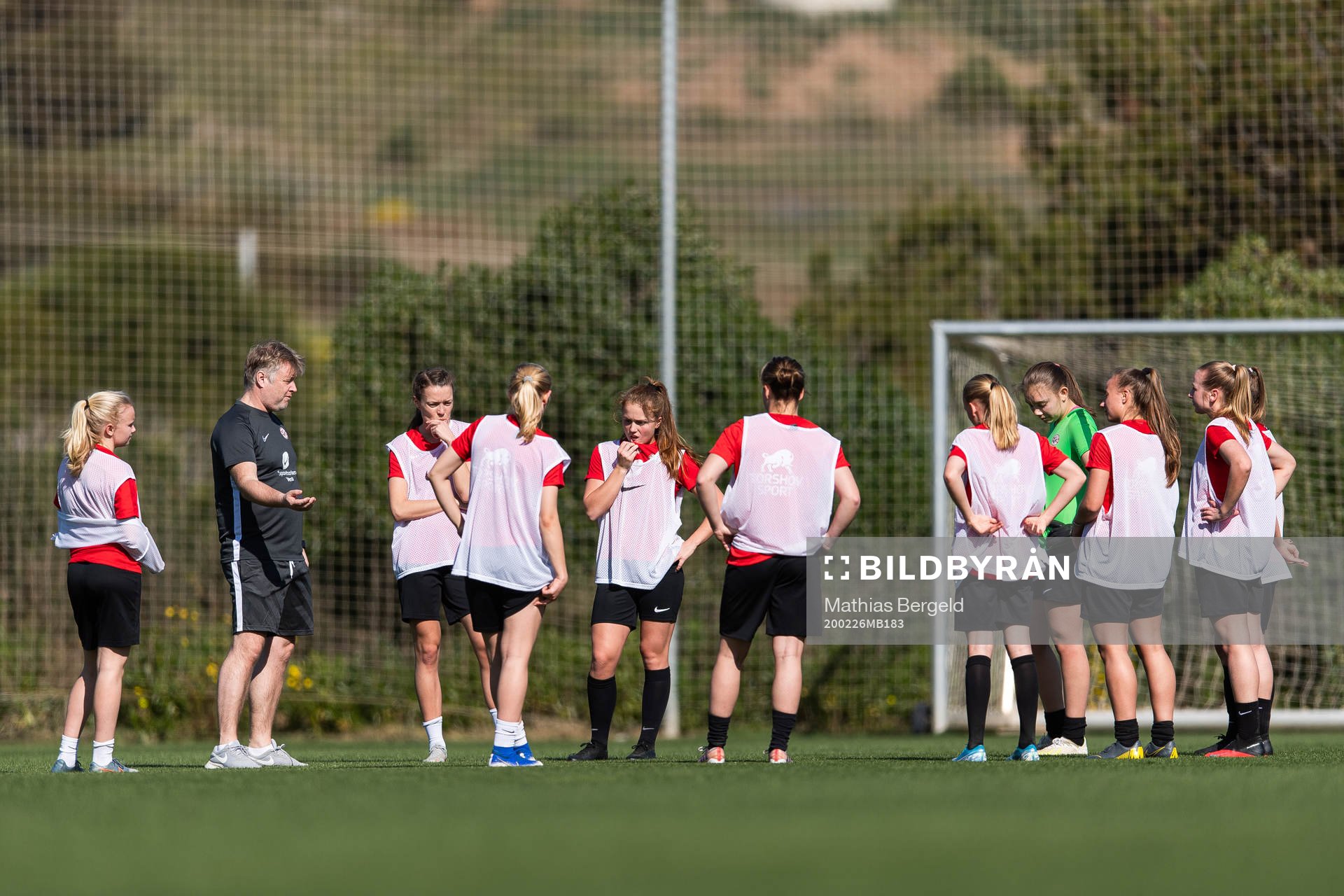 Kjetil Lone, assistant coach of Arna-Bjørnar, instructs