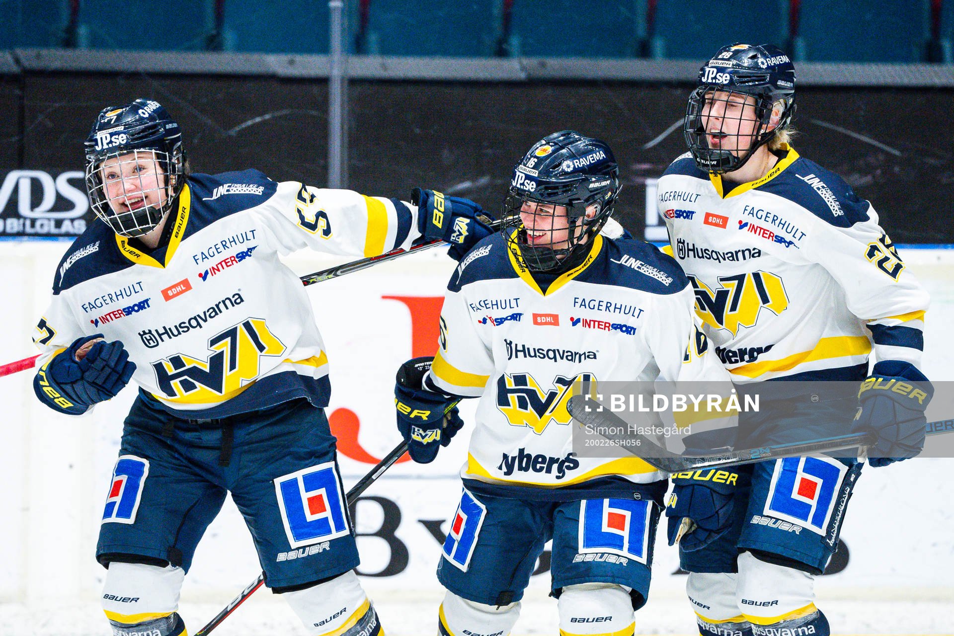s Lina Ljungblom , Julia Tylke och Jenny Antonsson jublar