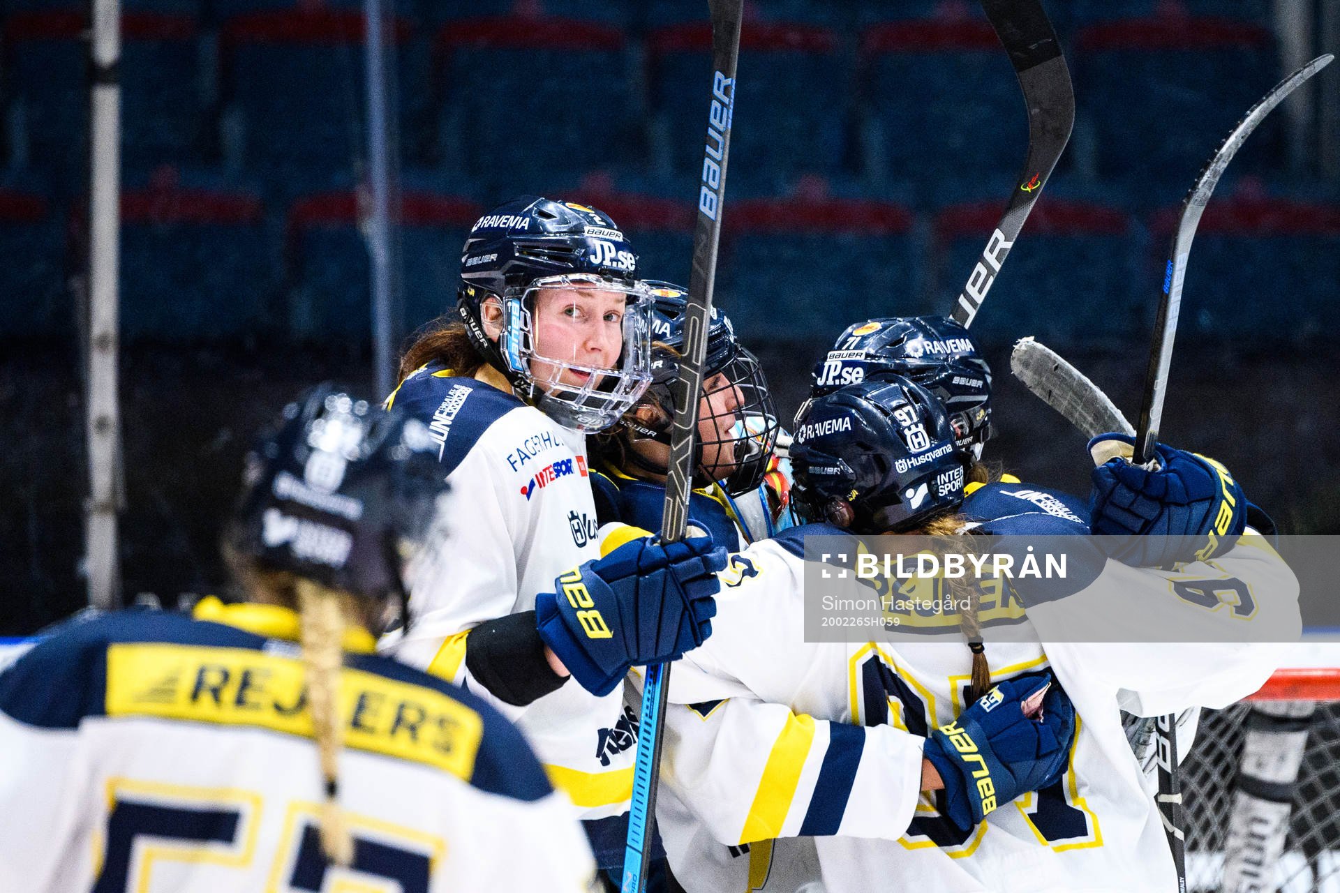 s Rosa Lindstedt jublar med lagkamrater